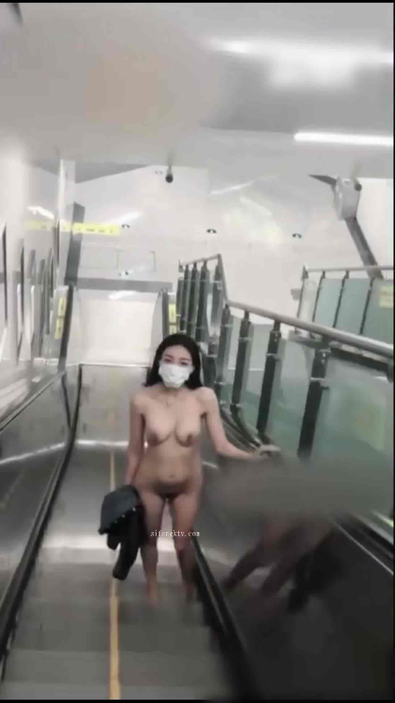  全网疯传！在外遛小母狗出门露出 的剧照3