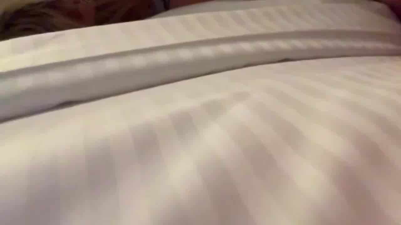  酒店约操黄发纹身妹 的剧照5