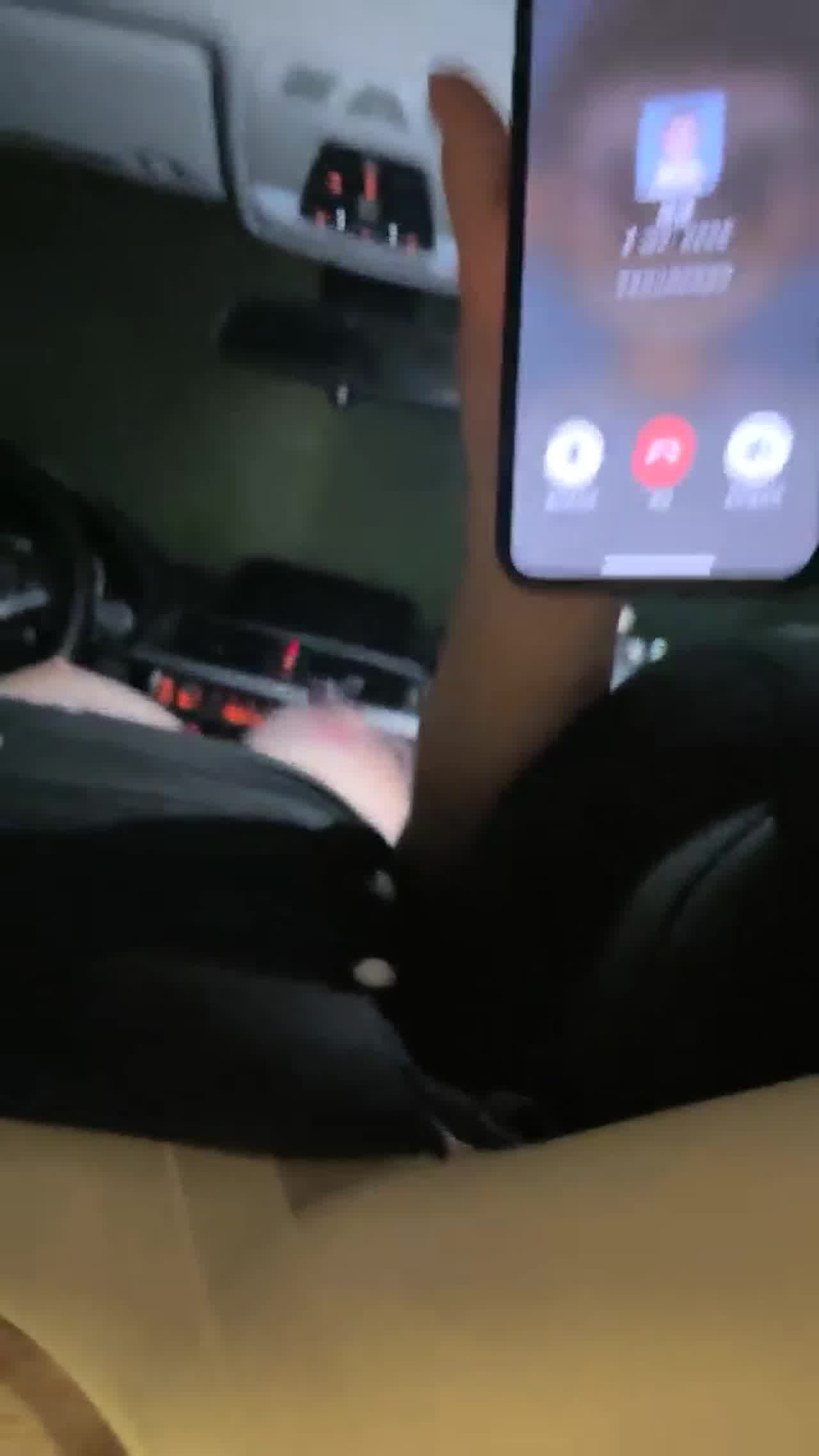  粤牌宝马情侣露脸热播 马路边户外露出潮喷肏穴 肉丝美穴水嫩至极 激情车震香车艳情 的剧照4