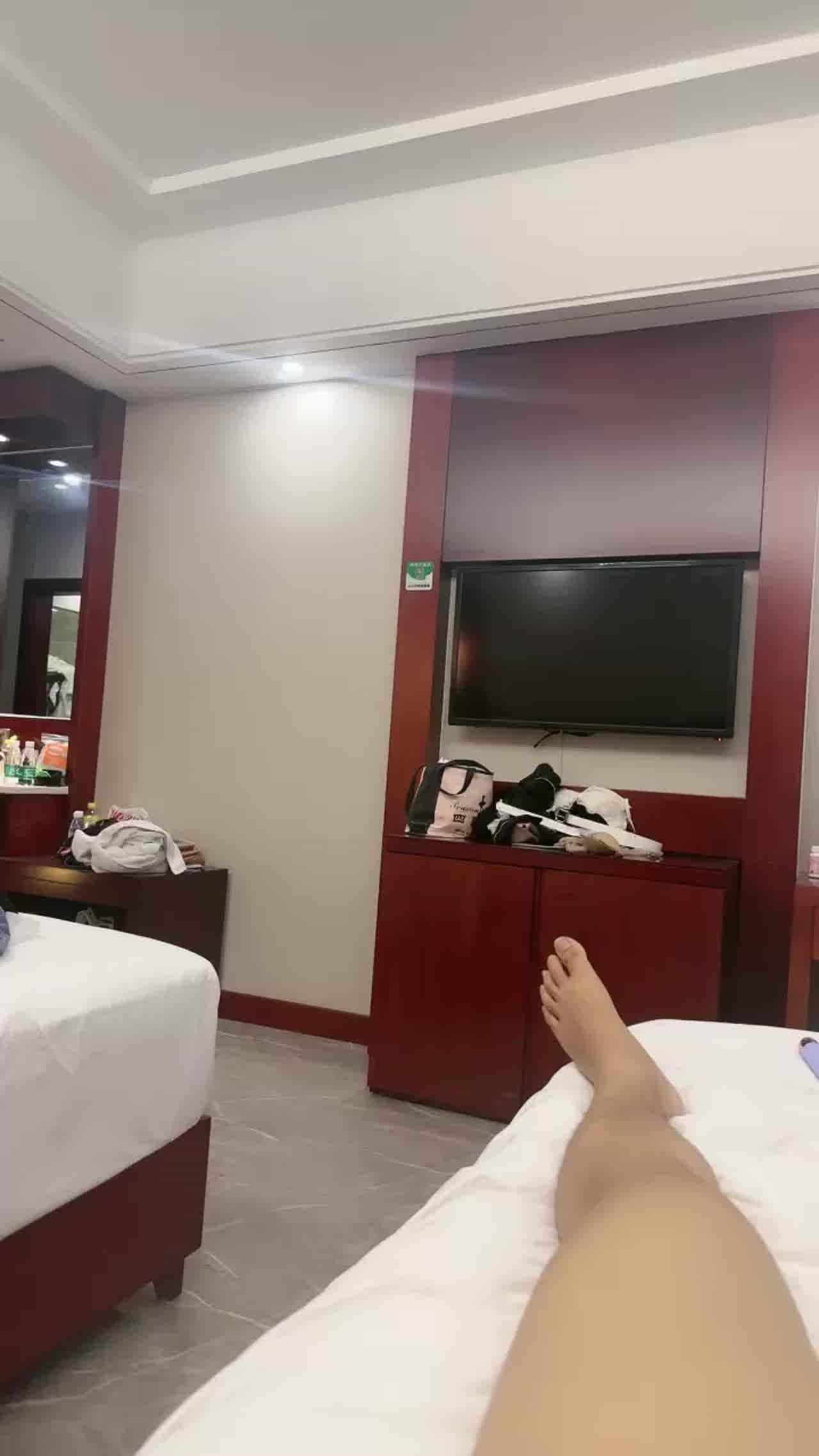  我的4个干女儿，全程露脸酒店激情大秀，性感纹身淫声荡语欢乐不断，揉奶玩逼道具抽插，激情上位后入爆草 的剧照7