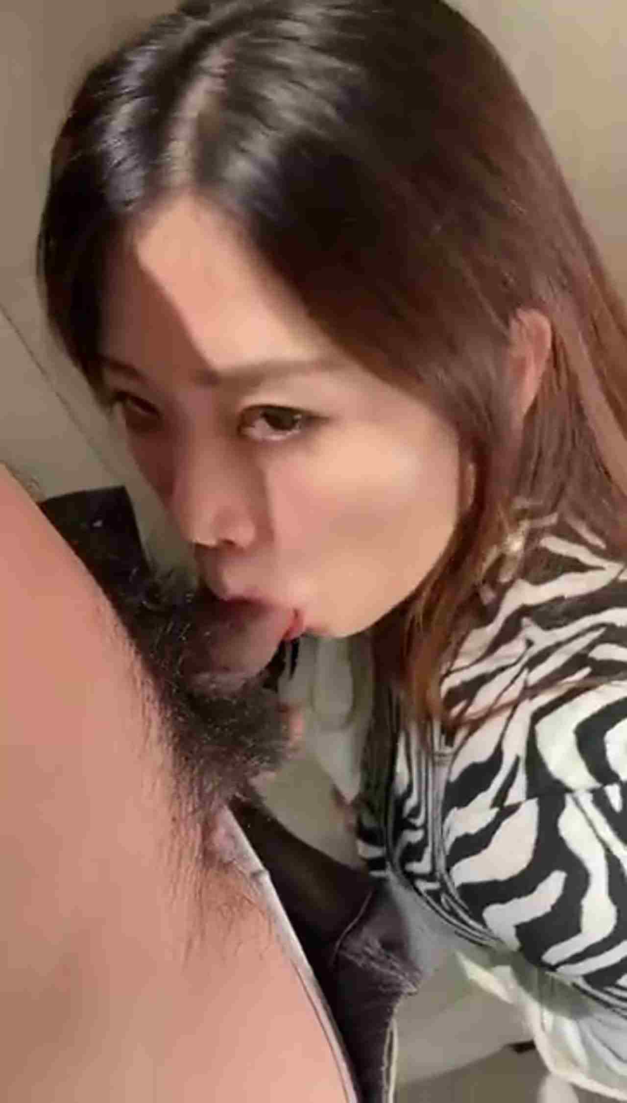  黑丝斑马纹修身衣显身材胸大口交 的剧照8