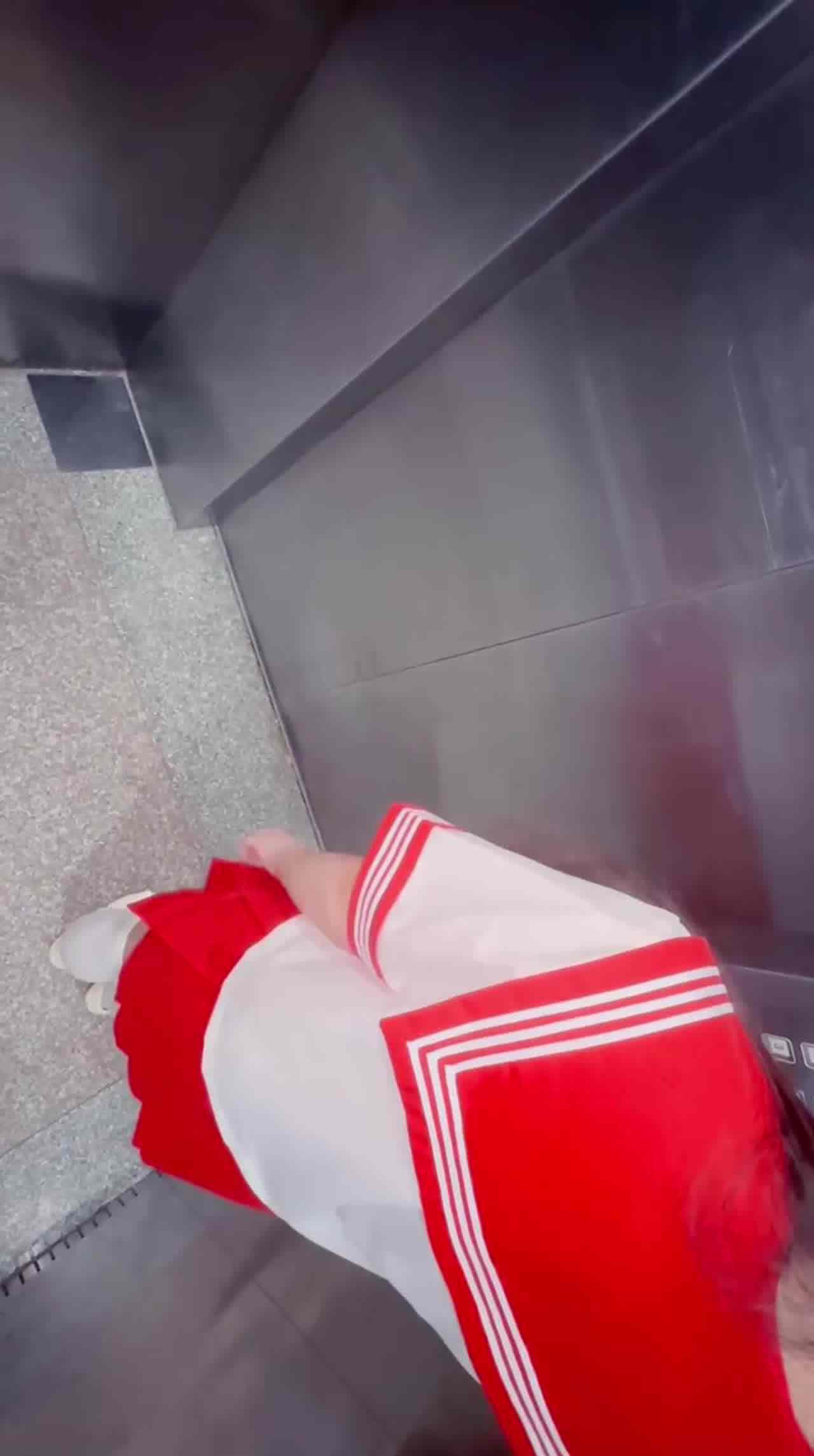  【这么大叫声顶楼听不见吗？】半夜去女友家天台野战，钱也省了逼也操了，还去女友门口接她上天台，胆子真大 的剧照1