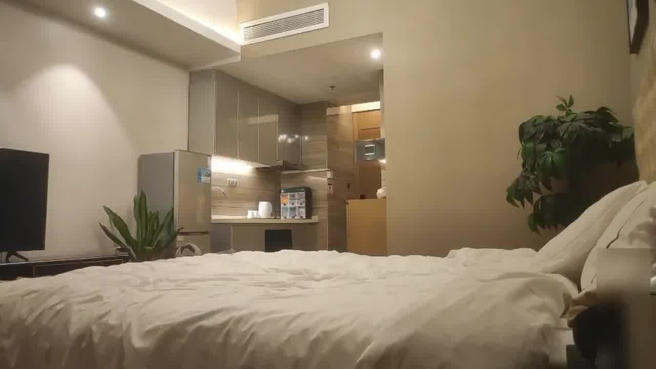  【极品少妇】黑丝一字马人妻少妇，床上饥渴风骚，高频快速抽插，浪叫不停，小伙偷偷拔套，直接内射骚穴！ 的剧照2