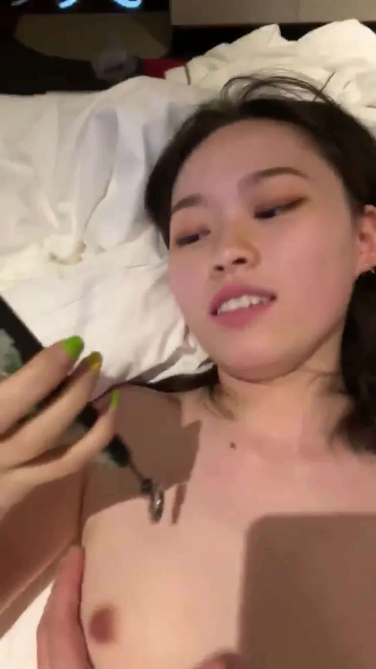  打炮时小贱货还讲电话 的剧照5