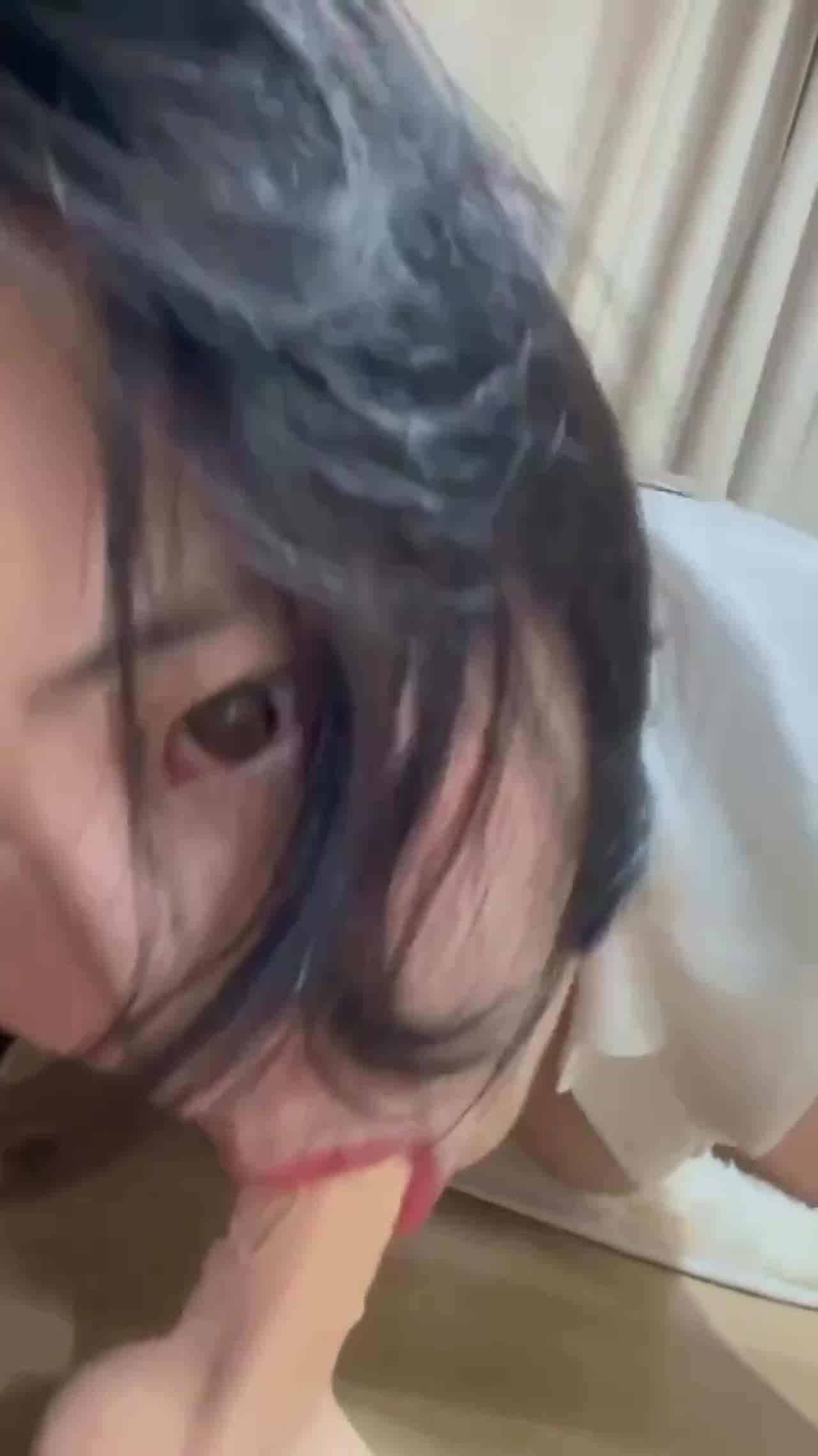  平常看似端庄有理的眼镜妹妹回家就变骚母狗 的剧照5