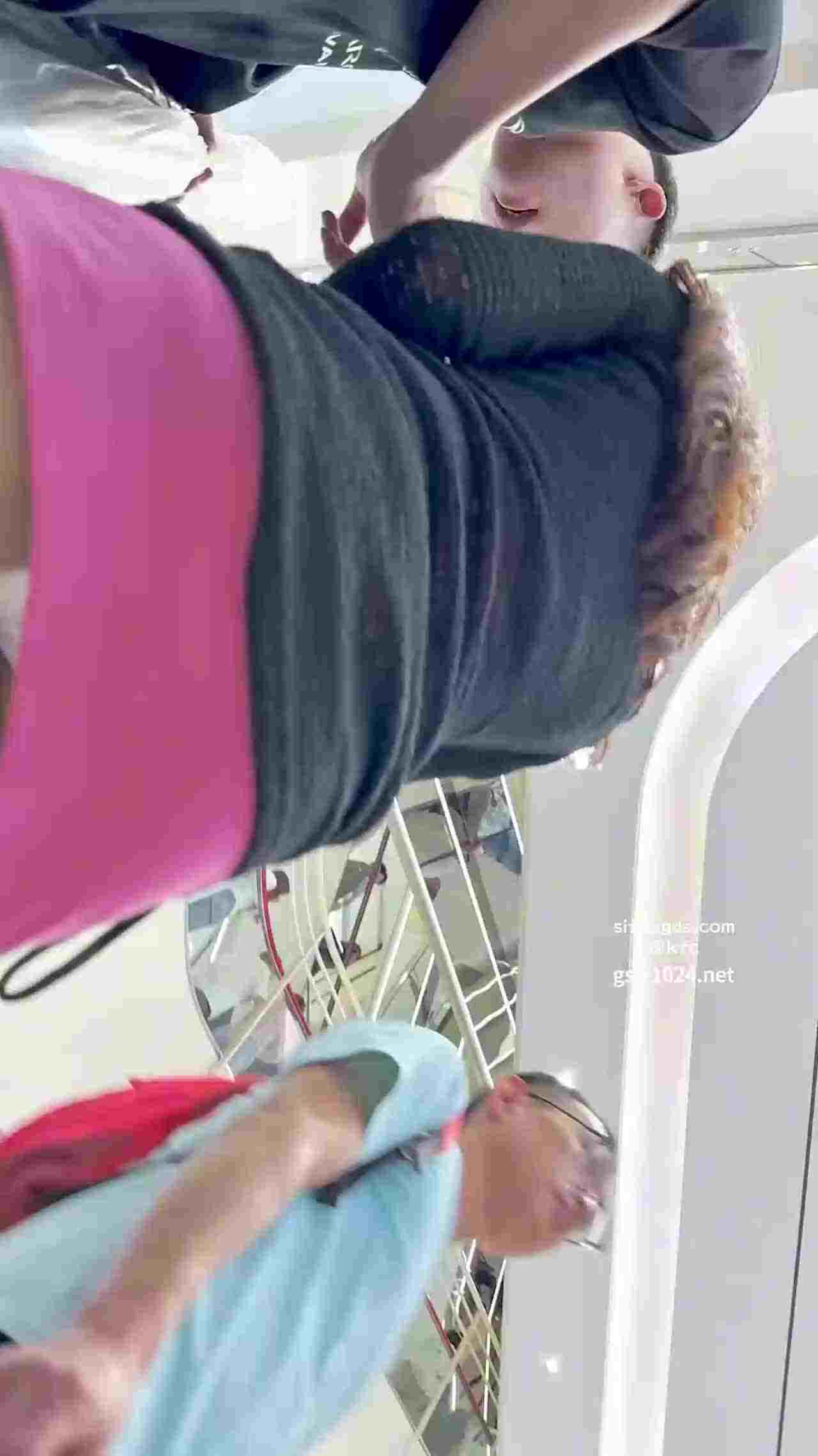  美女的裙底内裤真好看 的剧照10