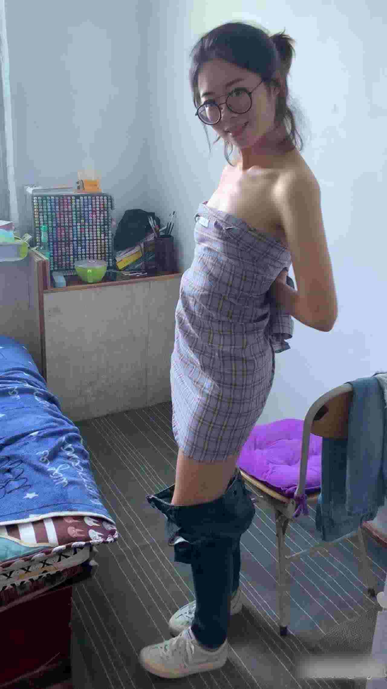  反差眼镜娘足交调教我的鸡巴 的剧照5