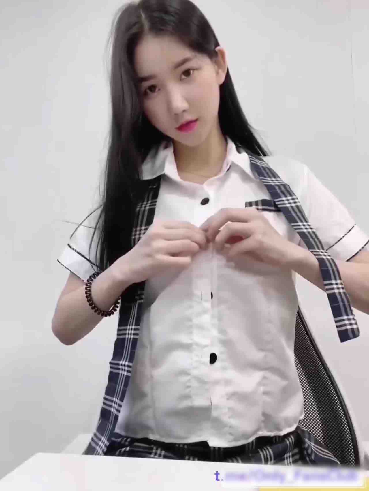  清纯含系妹子自信露出 的剧照4