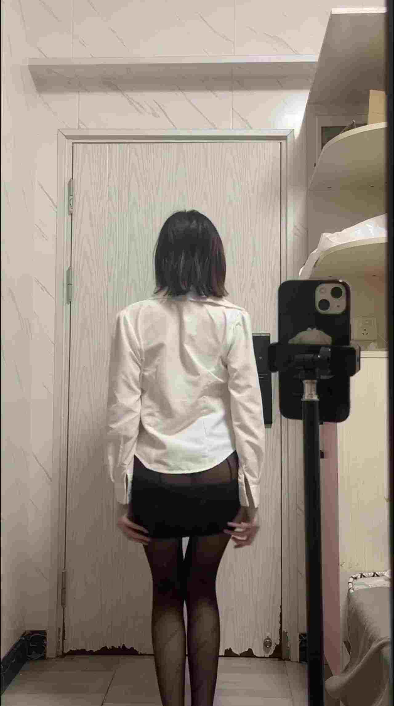  露脸高价制服定制小西西 的剧照7