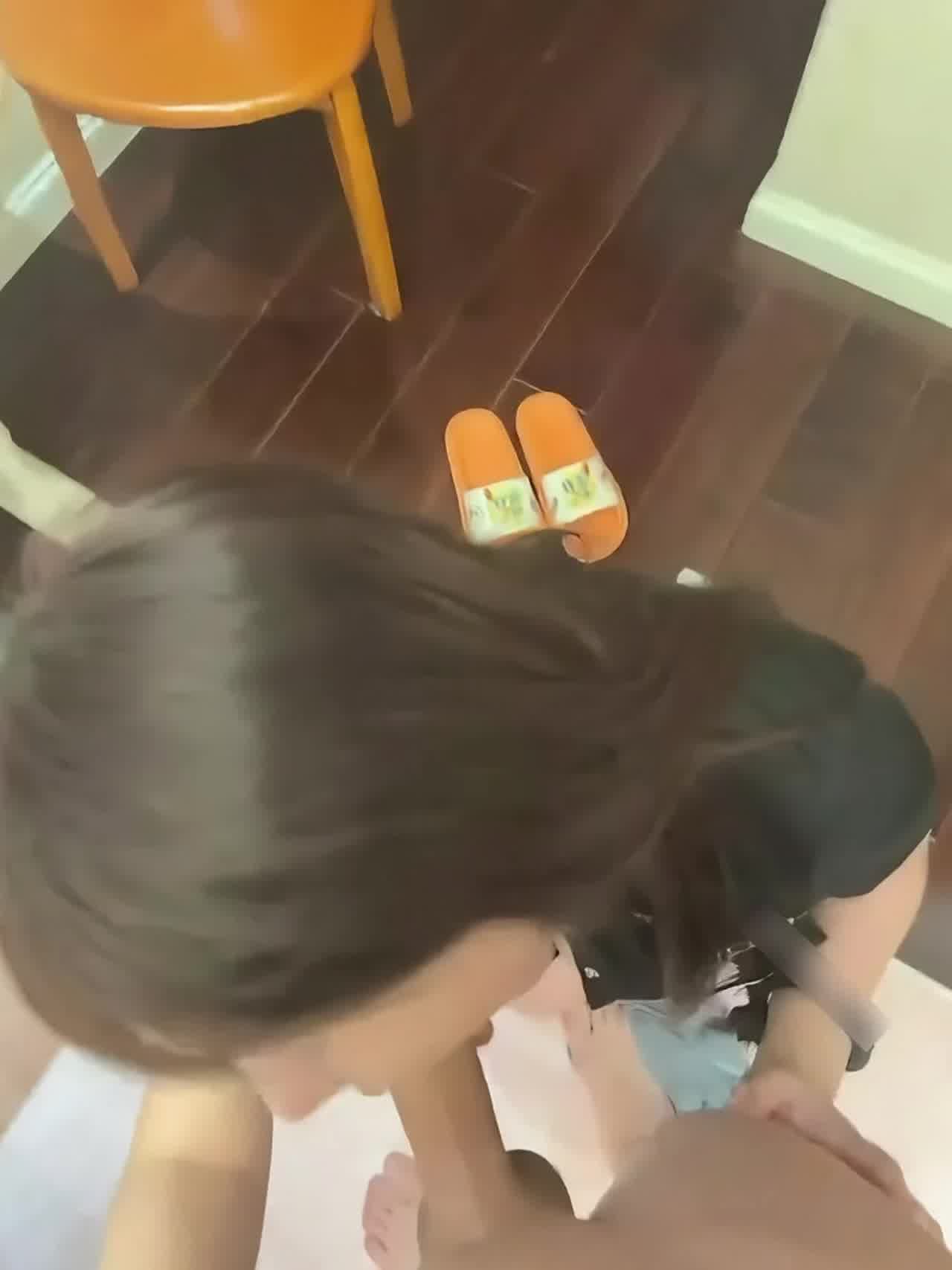  自己叼来鞭子想被调教 的剧照5