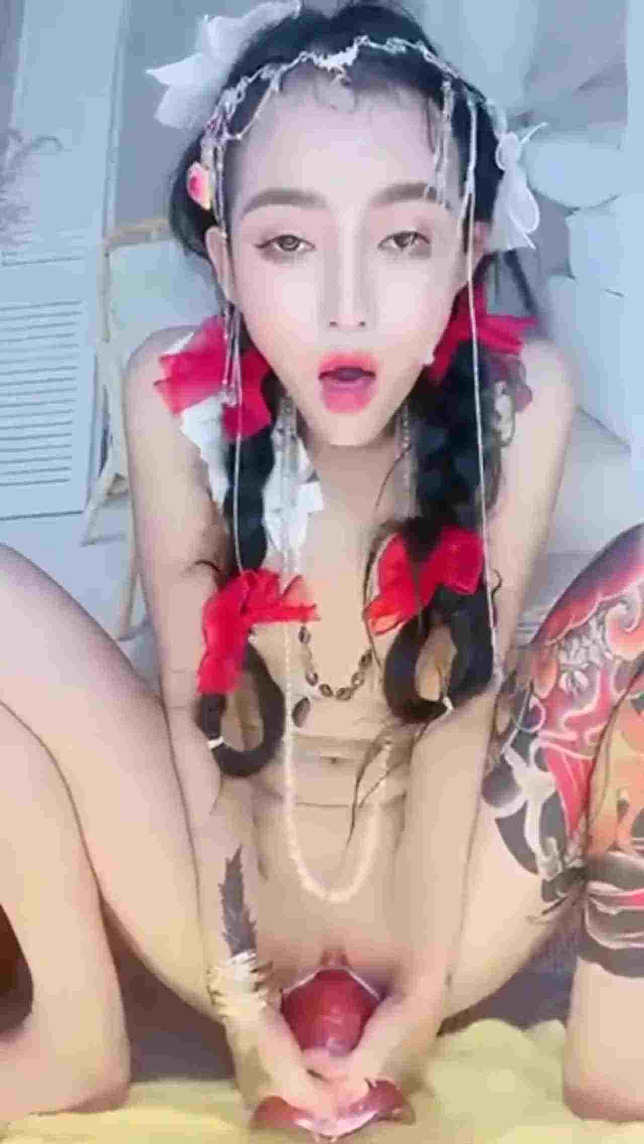  【调教重门】体验比驴屌还大的鸡巴插入骚穴 的剧照4