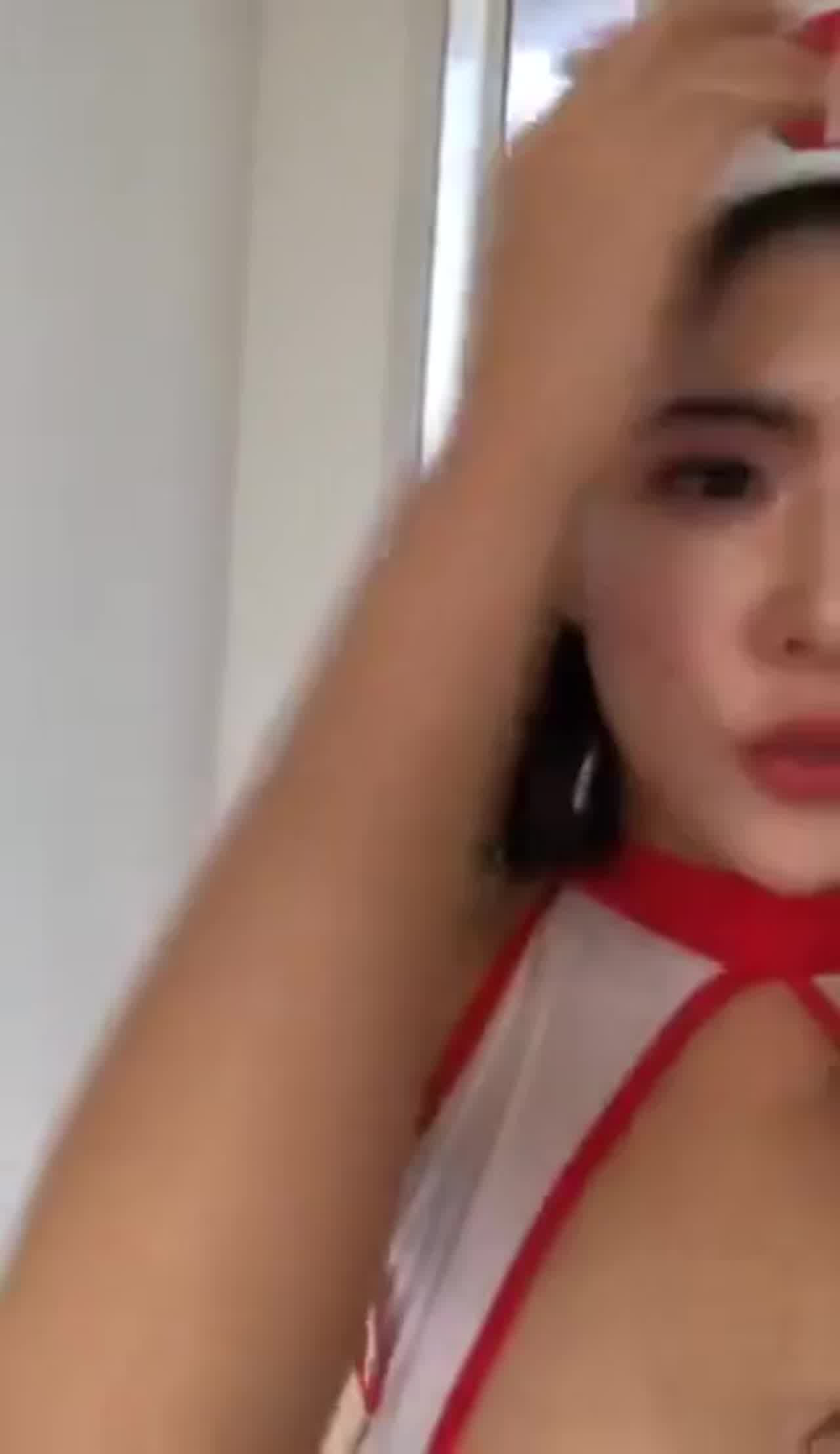  女神思瑞cos女护士，揉奶自摸 的剧照2