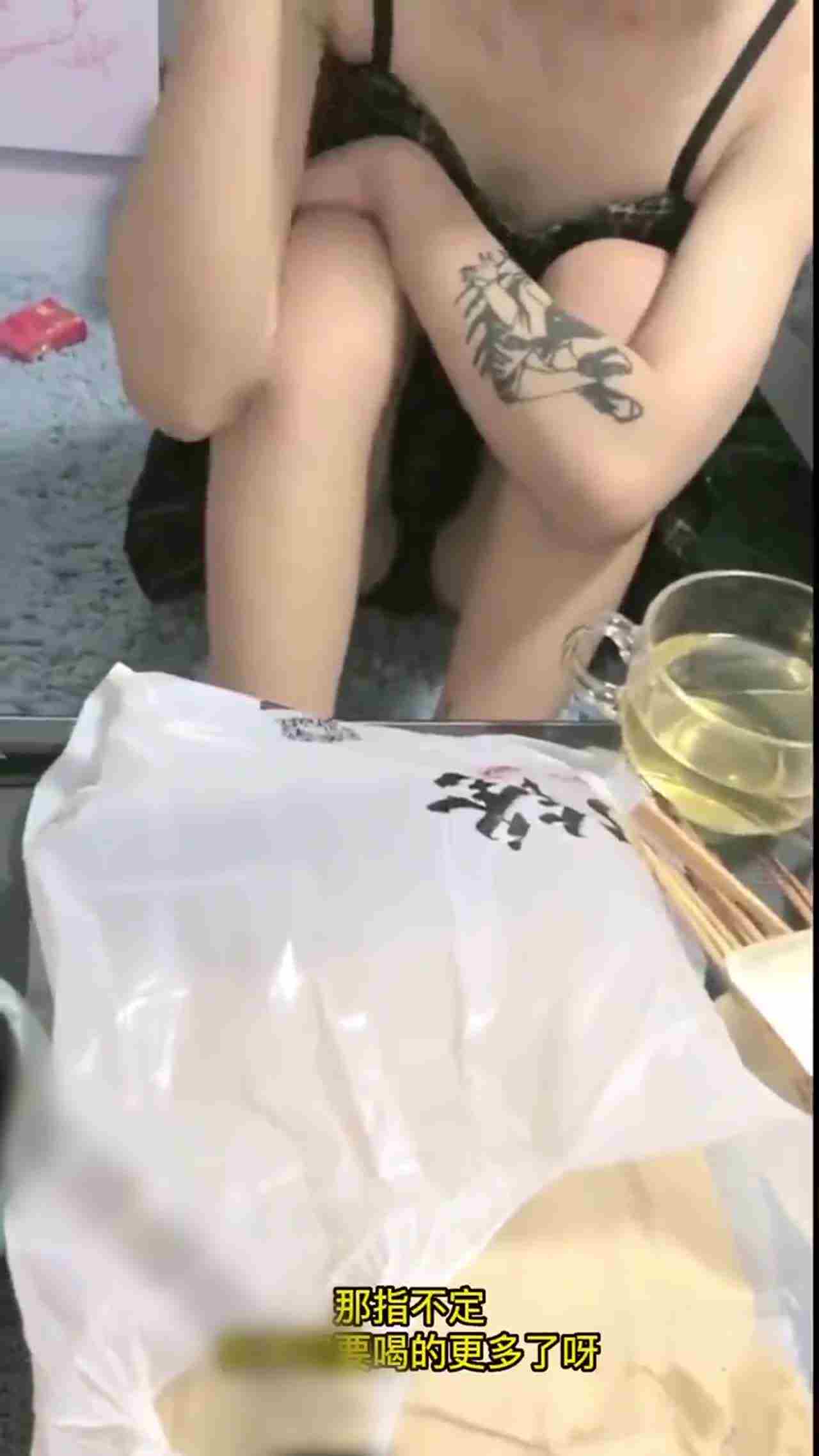  把短发妹子灌爆 趁机把女人骗上床 的剧照4