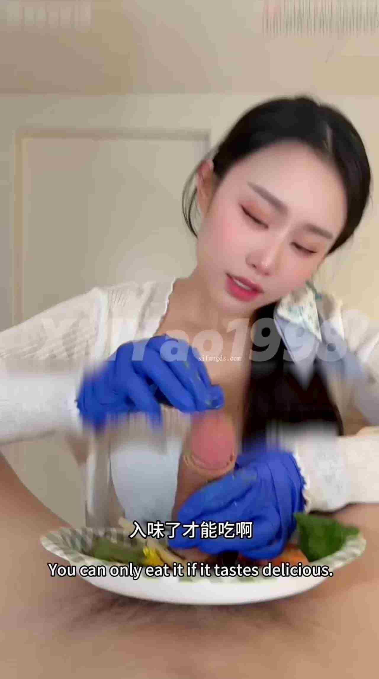  汐梦瑶 芥末鸡巴刺身＋精液寿司 把三文鱼均匀涂抹上芥末，左右各一片包裹着鸡巴 的剧照7