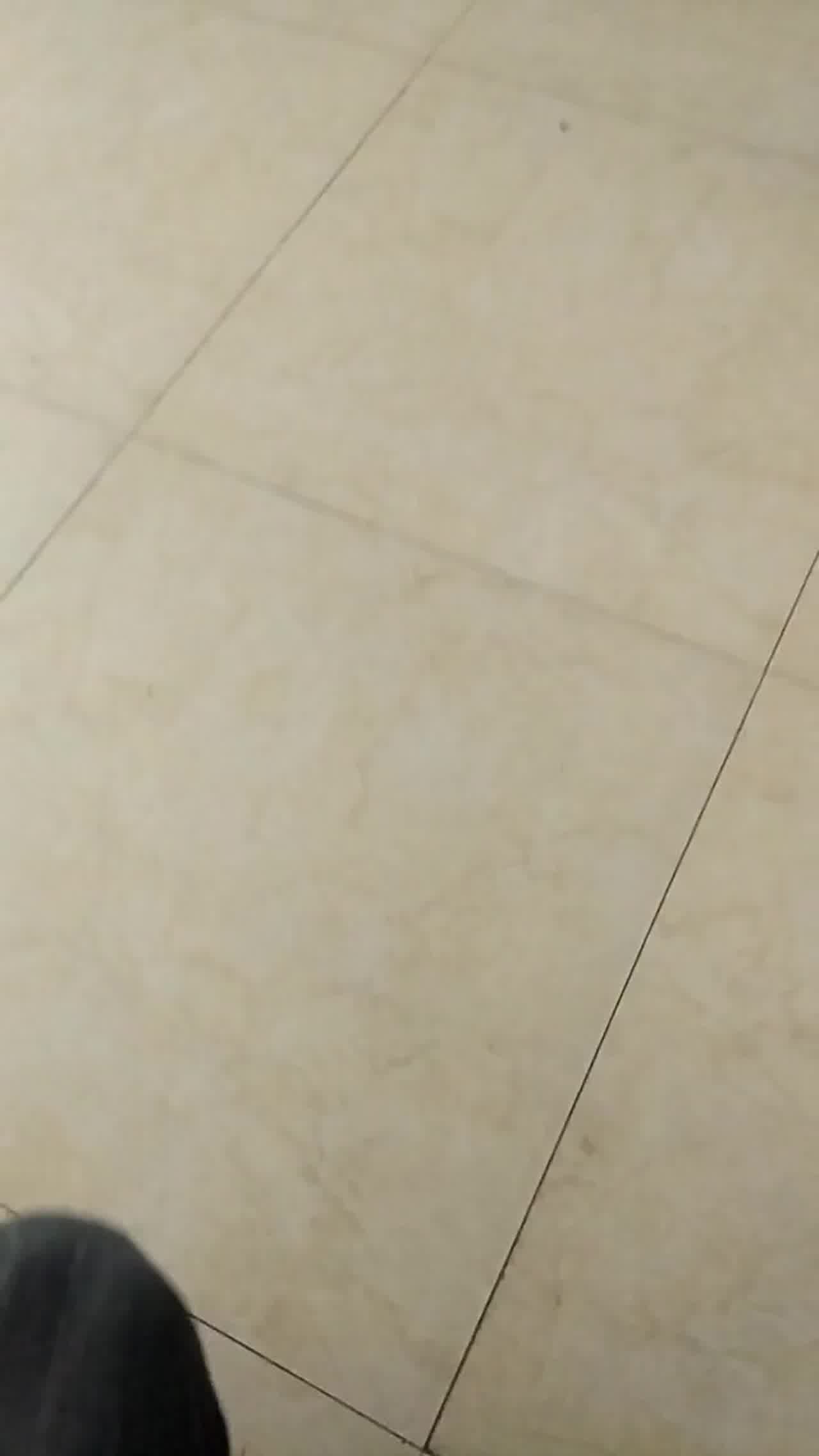  飞机侠对撸黑丝少妇，受不了胡乱射精洒满地 的剧照5