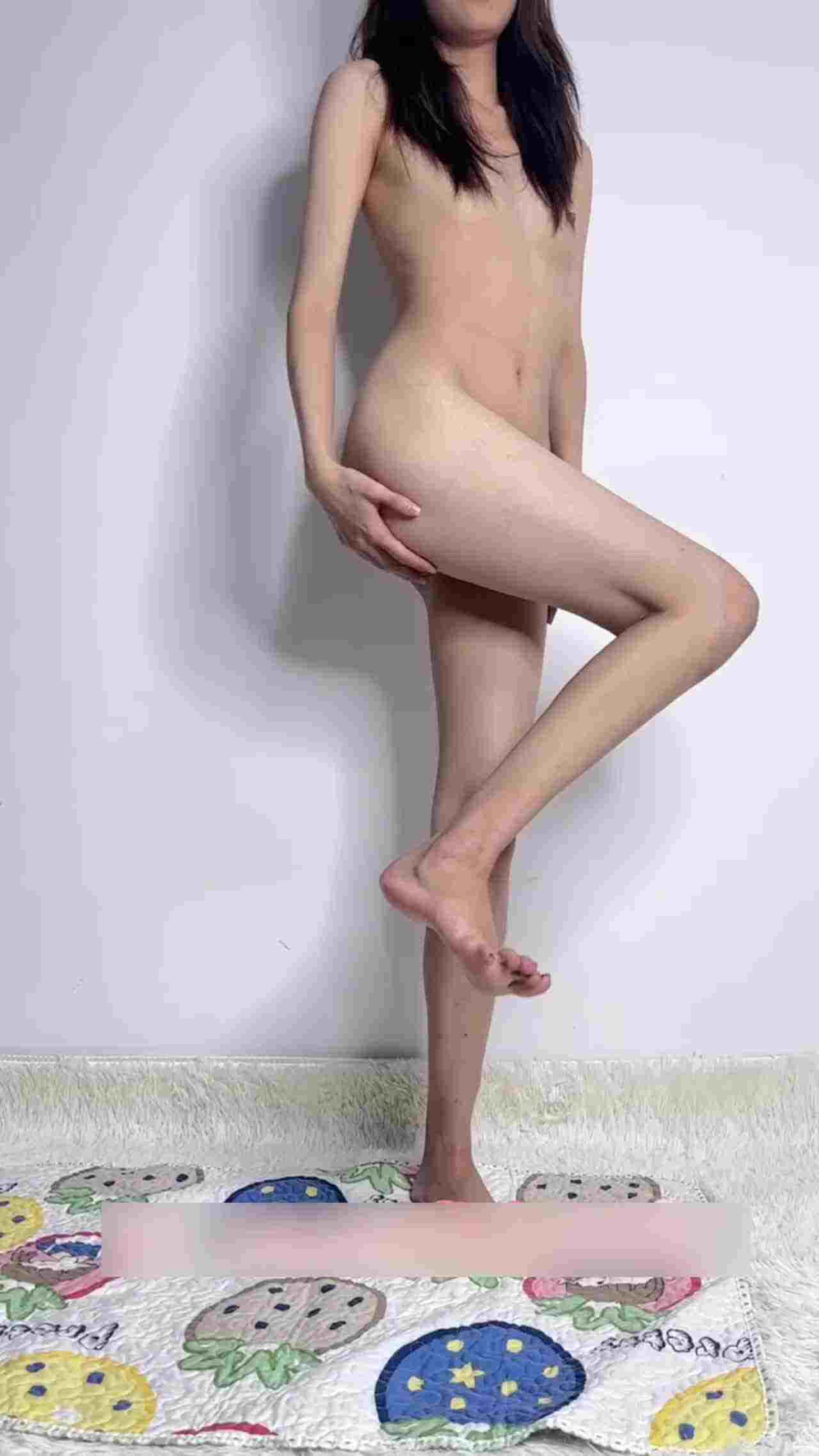  自购推特露出大神-在家不爽户外才能放开，高跟油亮黑丝，搁着丝袜插小穴，然后又塞到丝袜里面插到高潮 的剧照9