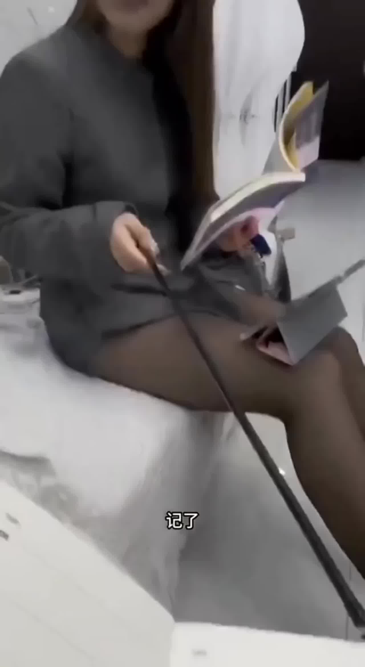  下药强奸黑丝老师-极品御姐 的剧照2