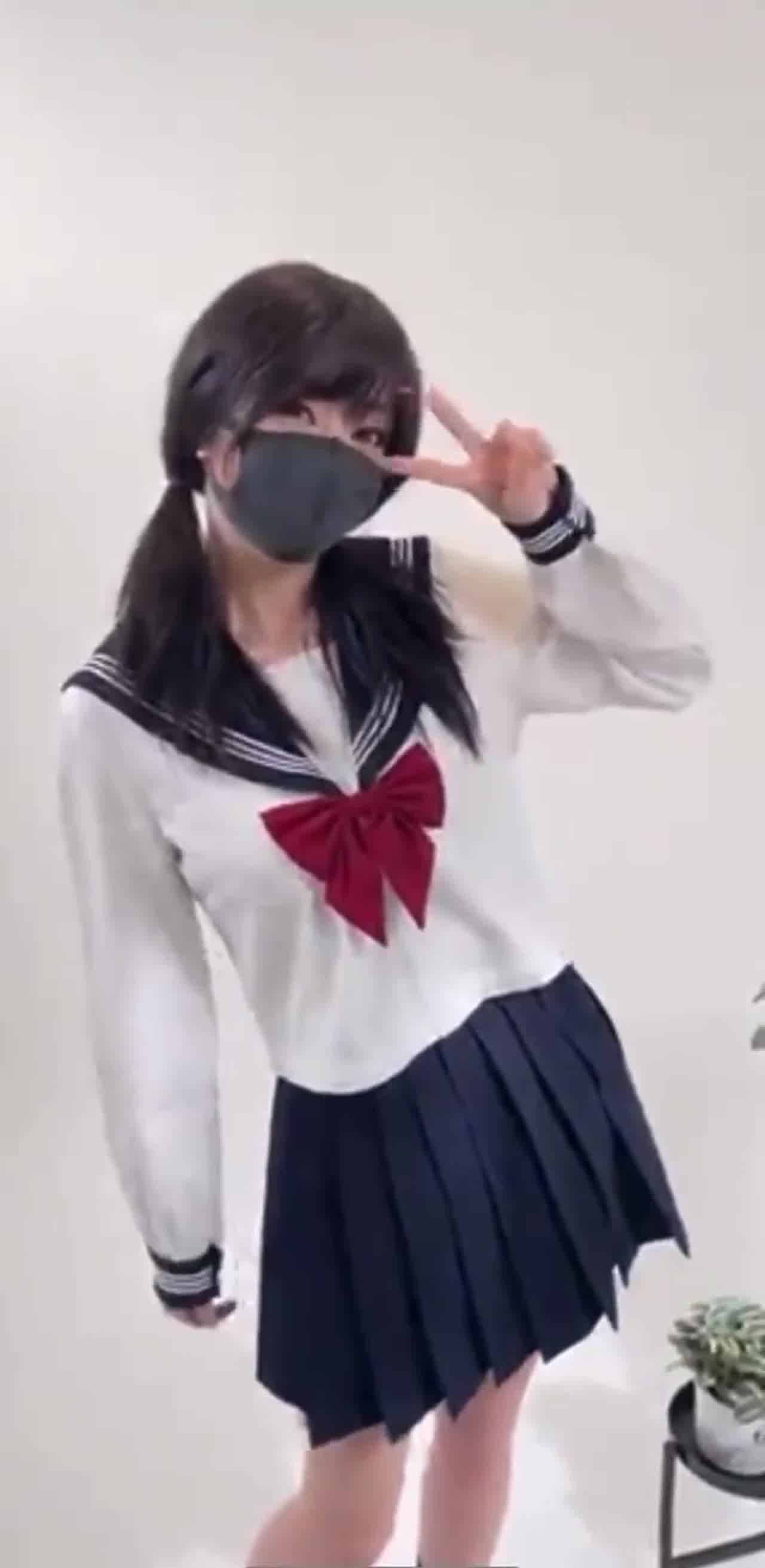  水手服美少女摇身一变cos御姐 的剧照10