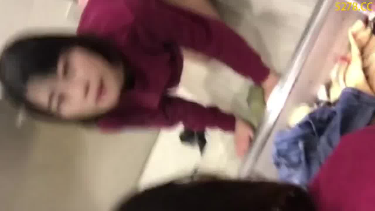  在女友单位库房偷偷做爱 穿着衣服抓着美乳猛操 的剧照5