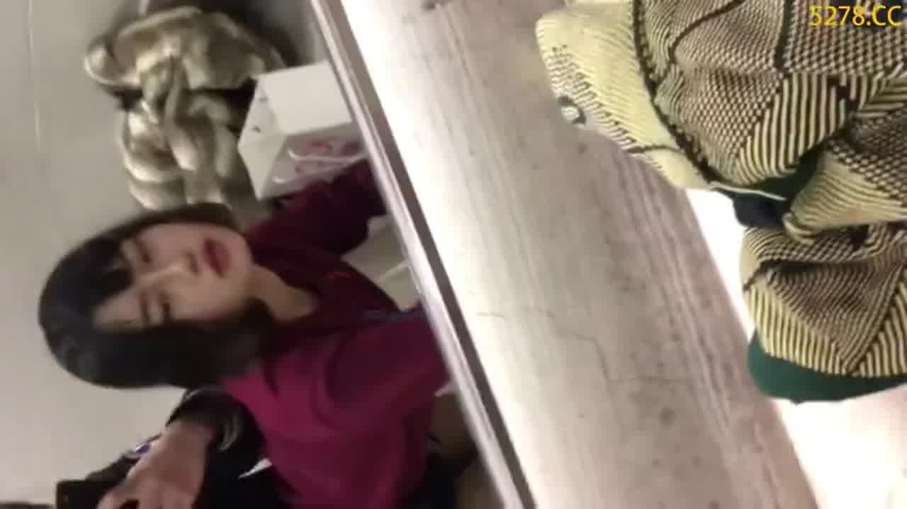  在女友单位库房偷偷做爱 穿着衣服抓着美乳猛操 的剧照9