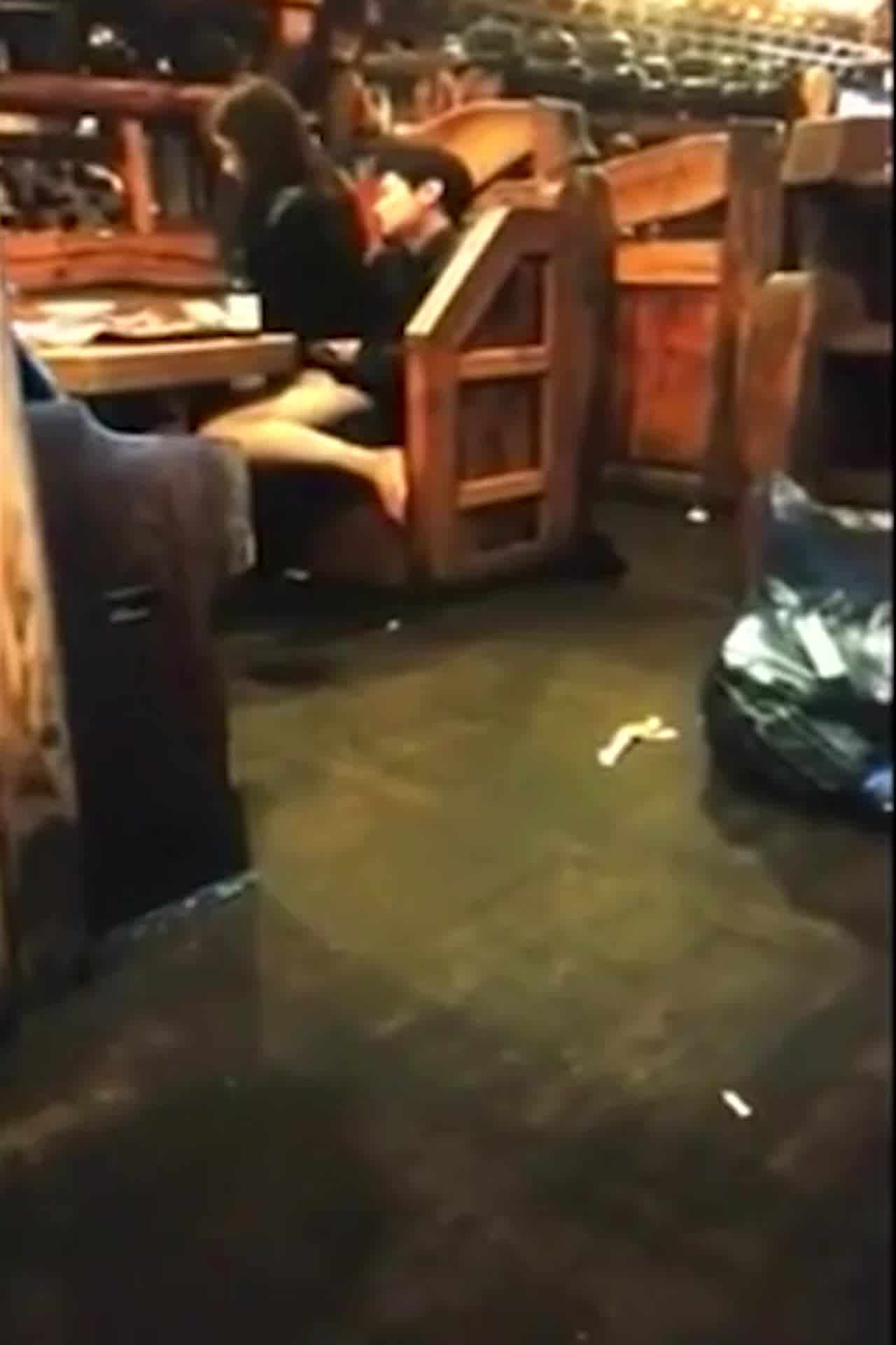  疯狂情侣在餐酒馆餐厅表演骑马 骚浪的模样完全被录下来 的剧照5