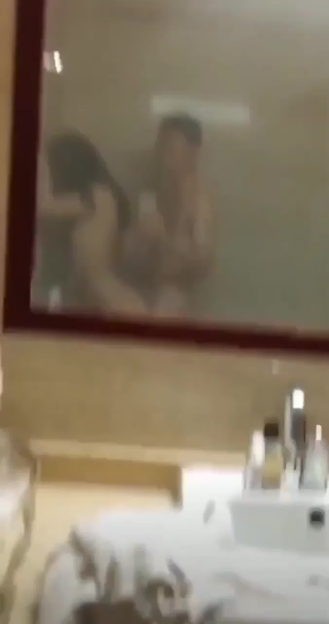  网曝门泄密 大眼嫩妹浴室激情性交 的剧照8