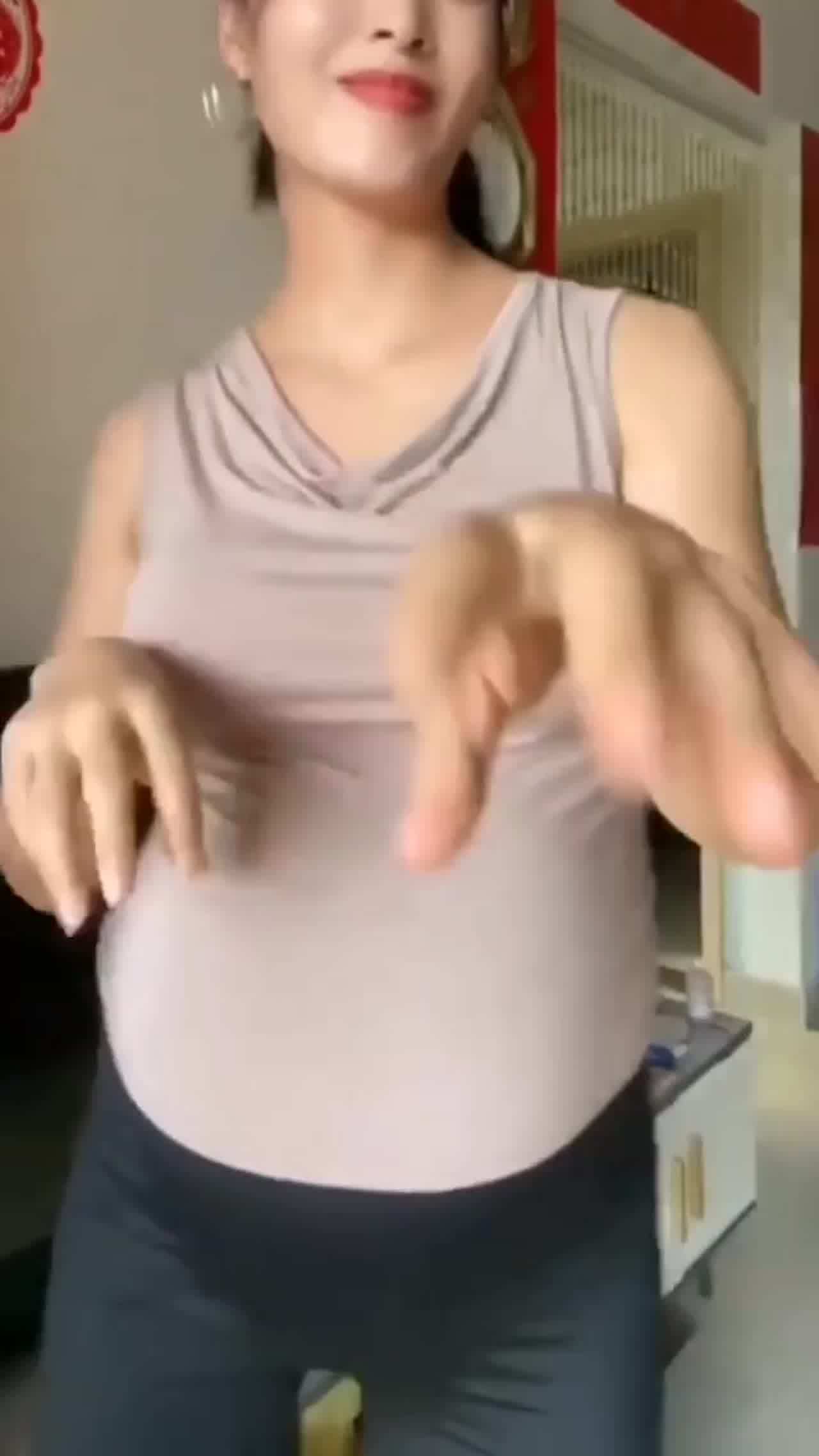  在同学家沙发上强操骚妈 的剧照1