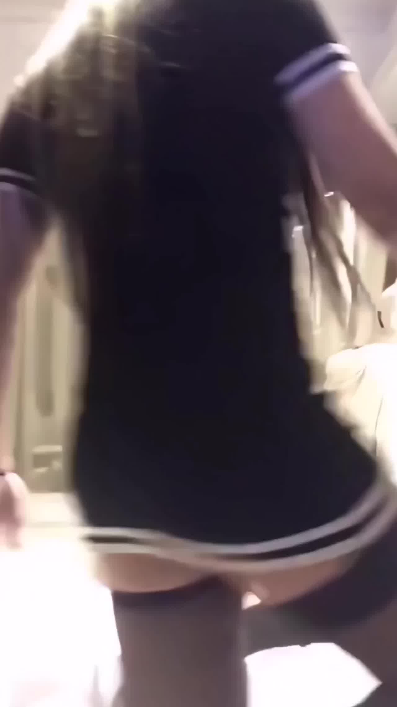  富婆少妇经常和闺蜜，花钱买鸭子被操得嗷嗷乱叫 的剧照5