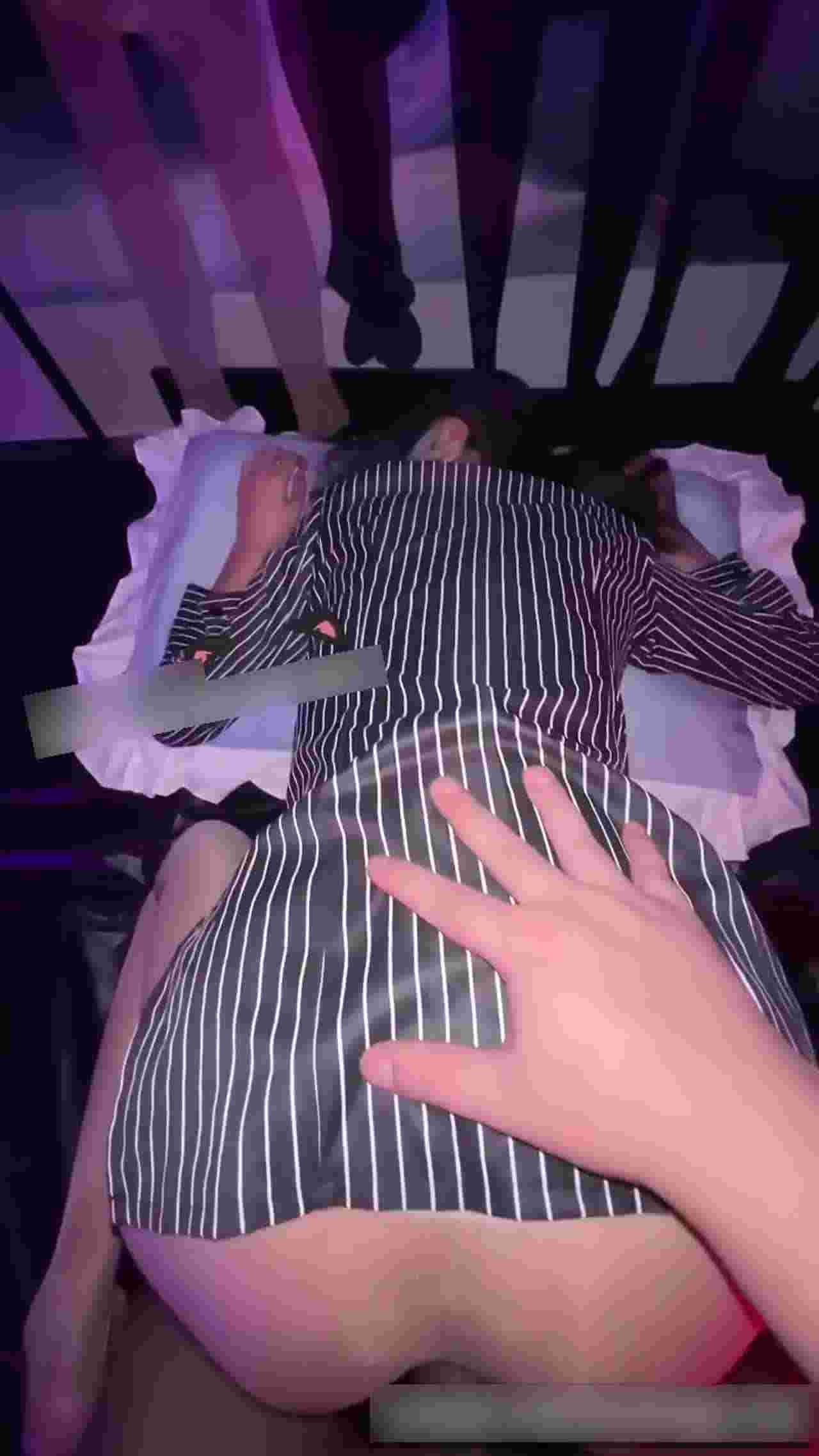  推特新届美腿女神-搁着丝袜直接插进去，这样内射确定精液不会进到逼里吗？插的丝袜外面一堆白色液体 的剧照3