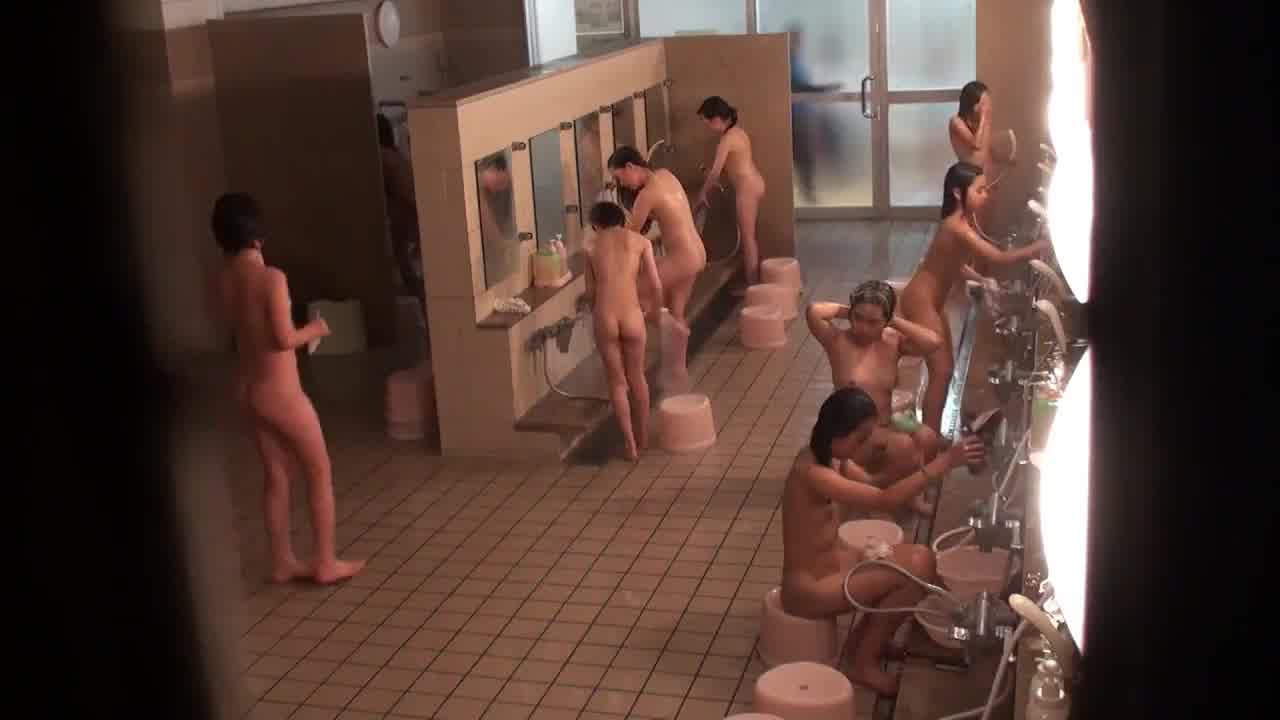  【小日子真是太变态了，学校浴室还装监控？】日本初三学生的淋浴间，浴室里面还装监控，这到底是谁想出来的 的剧照7