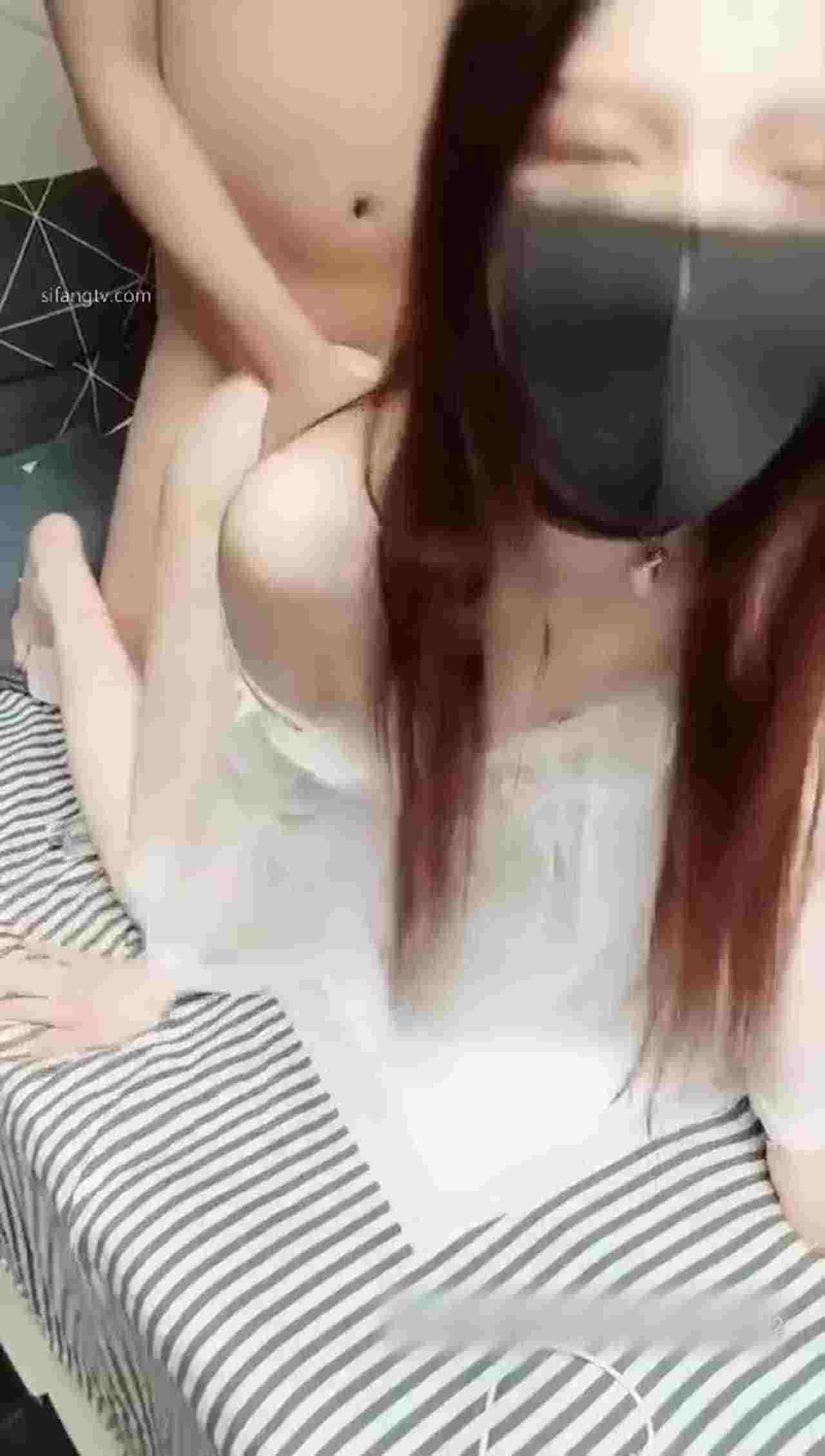  清纯美女无套后入速插爽哭 的剧照3