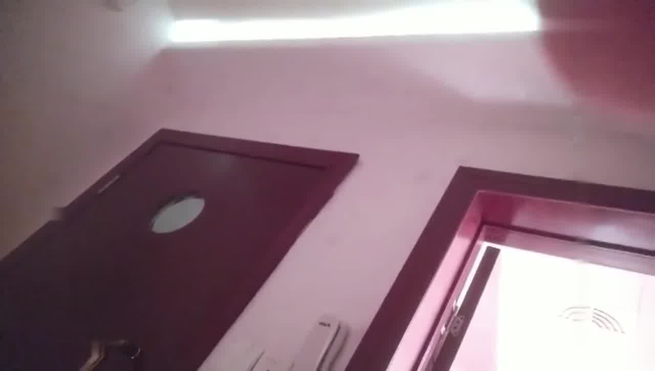  街边足浴店特殊服务，制服少妇从床上干到厕所，上位疯狂打桩，直接给老哥坐了出来，超值。 的剧照6