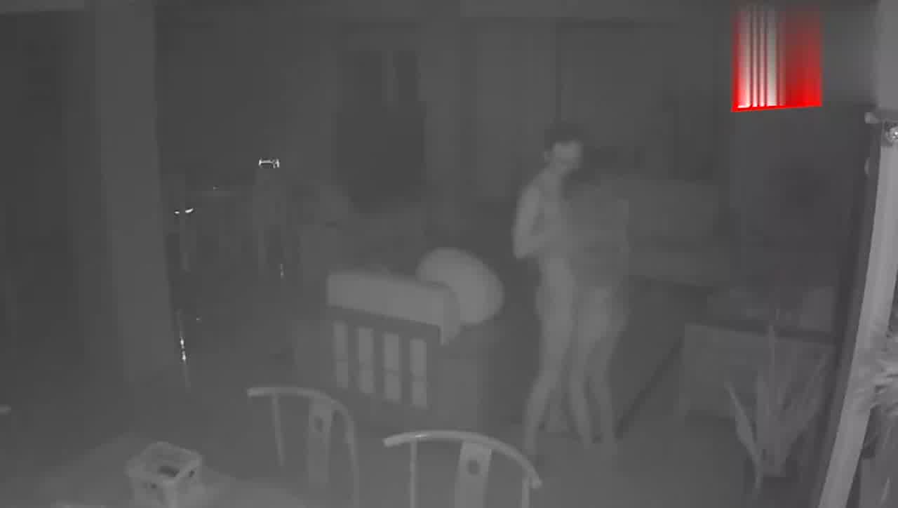  乌鲁木齐少妇和隔壁老王偷,情不料家里居然偷偷装了摄像头惨遭曝光！！！ 的剧照3