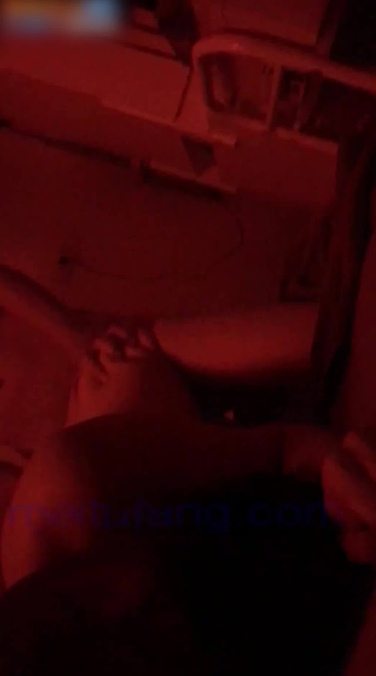  跑趴辣妹就是比较骚 舔鸡巴的样子绝了 的剧照1