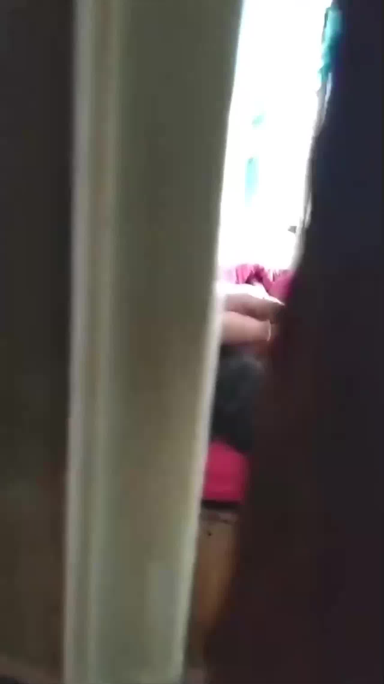  发现媳妇出轨了 媳妇还不知道 我受不了了 给我推一会儿_躲在衣柜里拍下媳妇与人出轨的视频 的剧照4