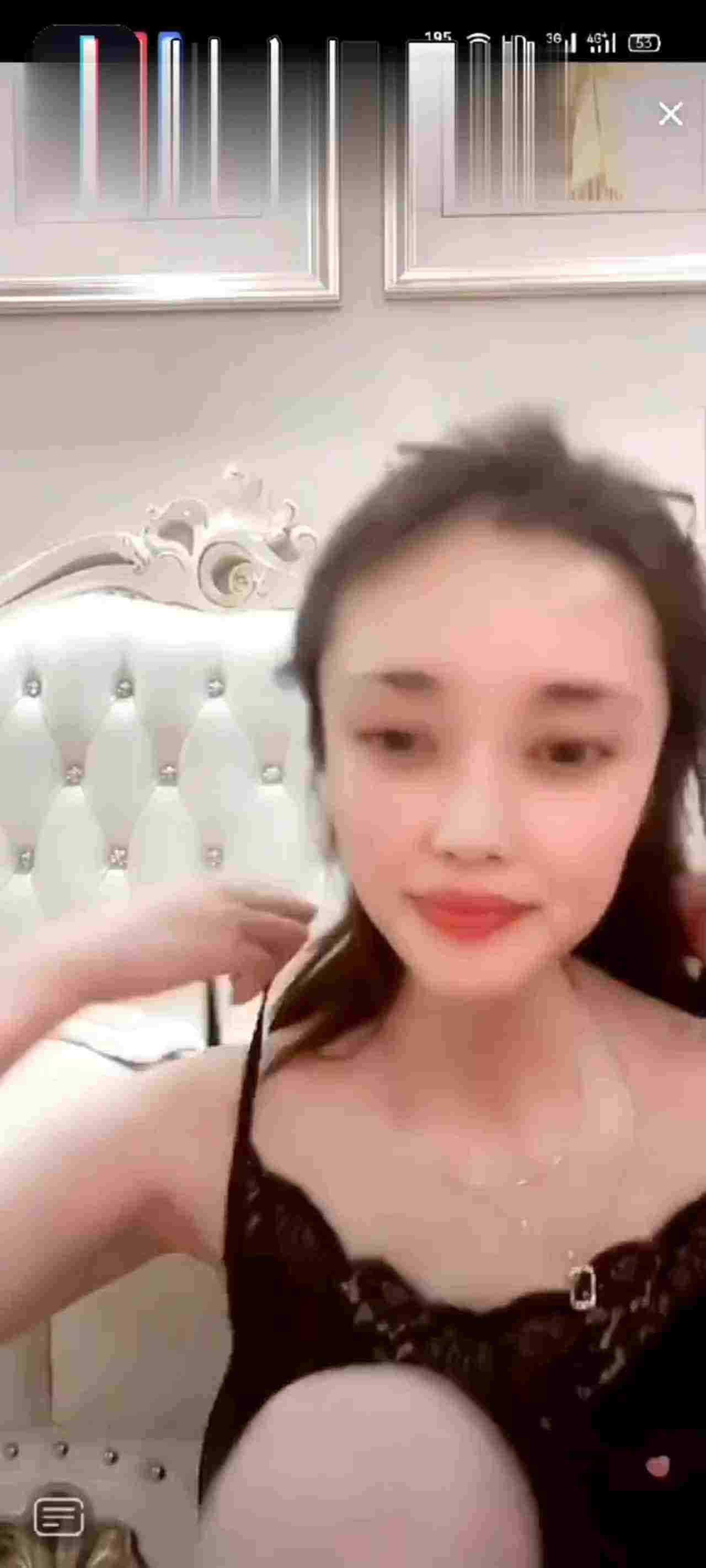  抖音走光系列-大胆露奶 的剧照6