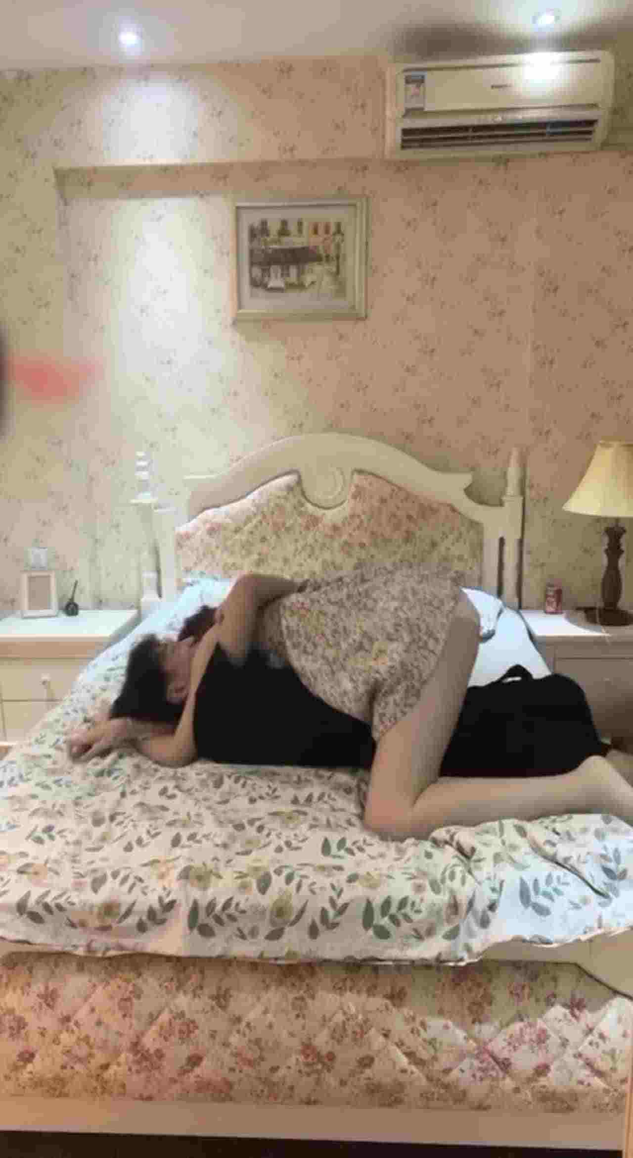  偷拍跟清纯可爱女友做爱 的剧照9