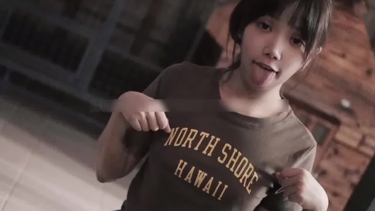  高价自购luna调教-母狗日常口爆吞精，嘴里吃了太多精液流了出来，母狗直接双手接回去全部吞了！ 的剧照2