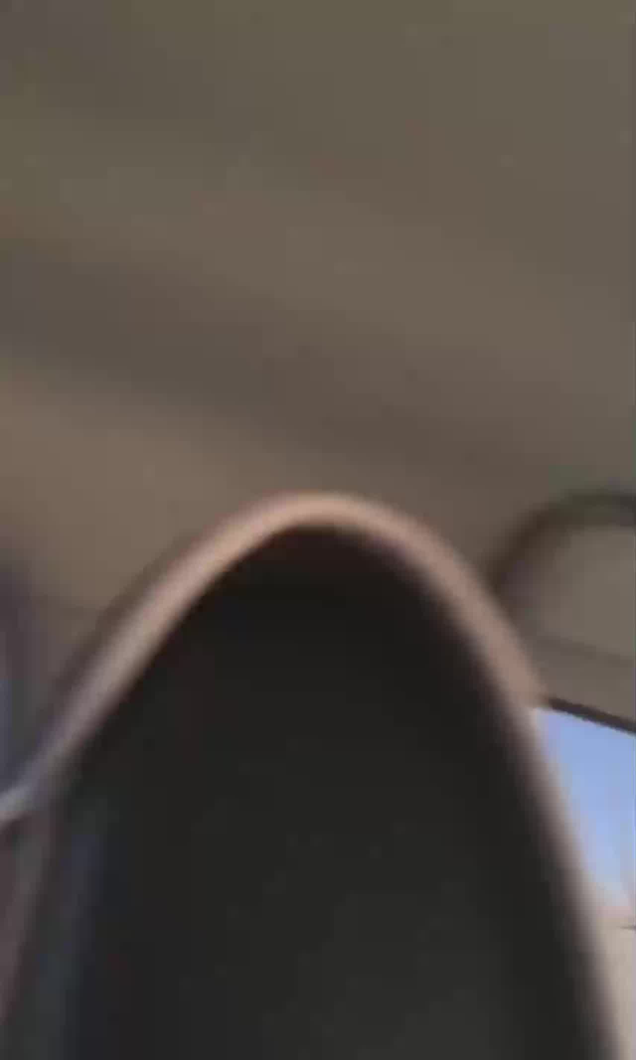  跟老婆户外车震打炮，爽到骚话一堆 的剧照8