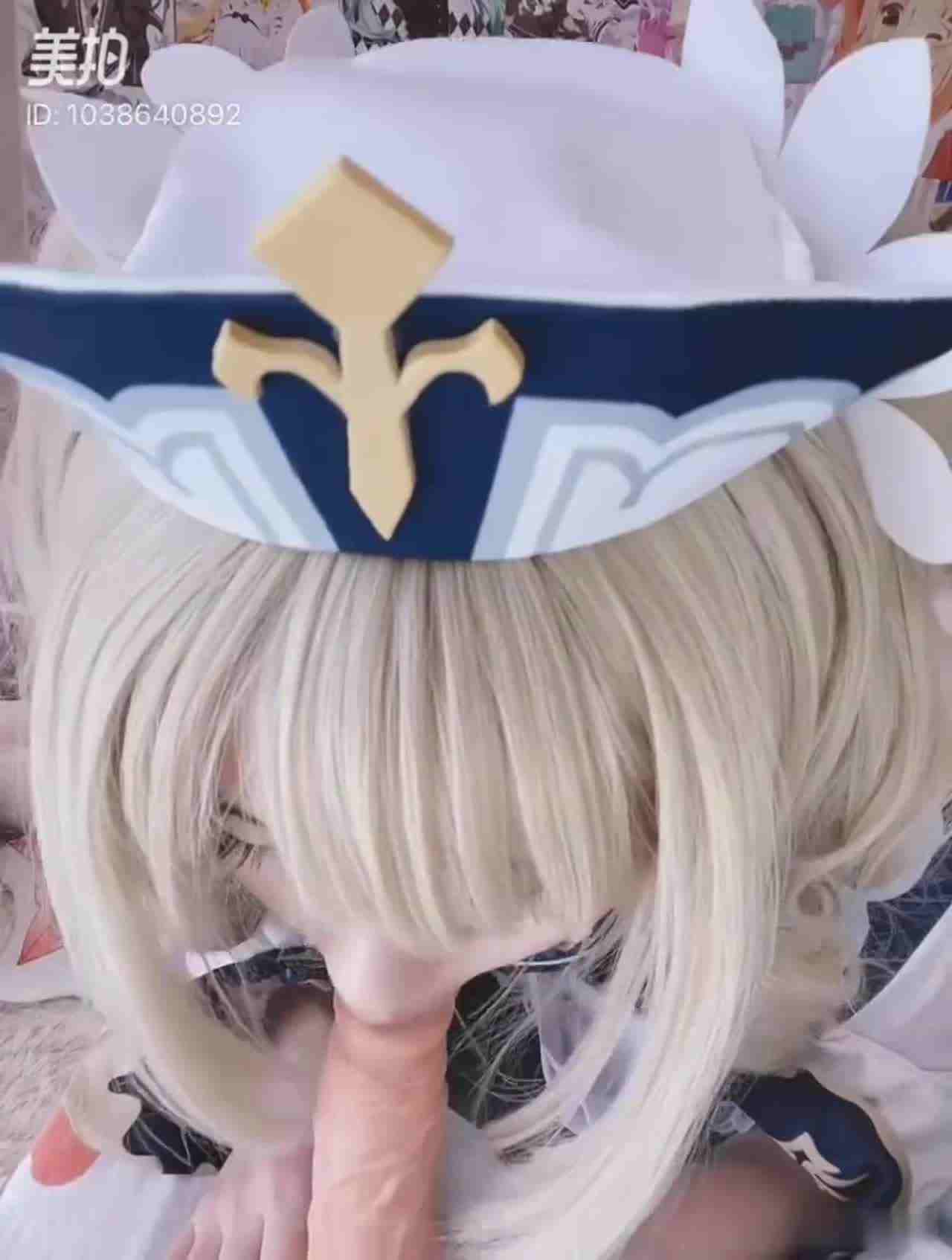  金发女朴狂舔主人送的假鸡巴 的剧照8