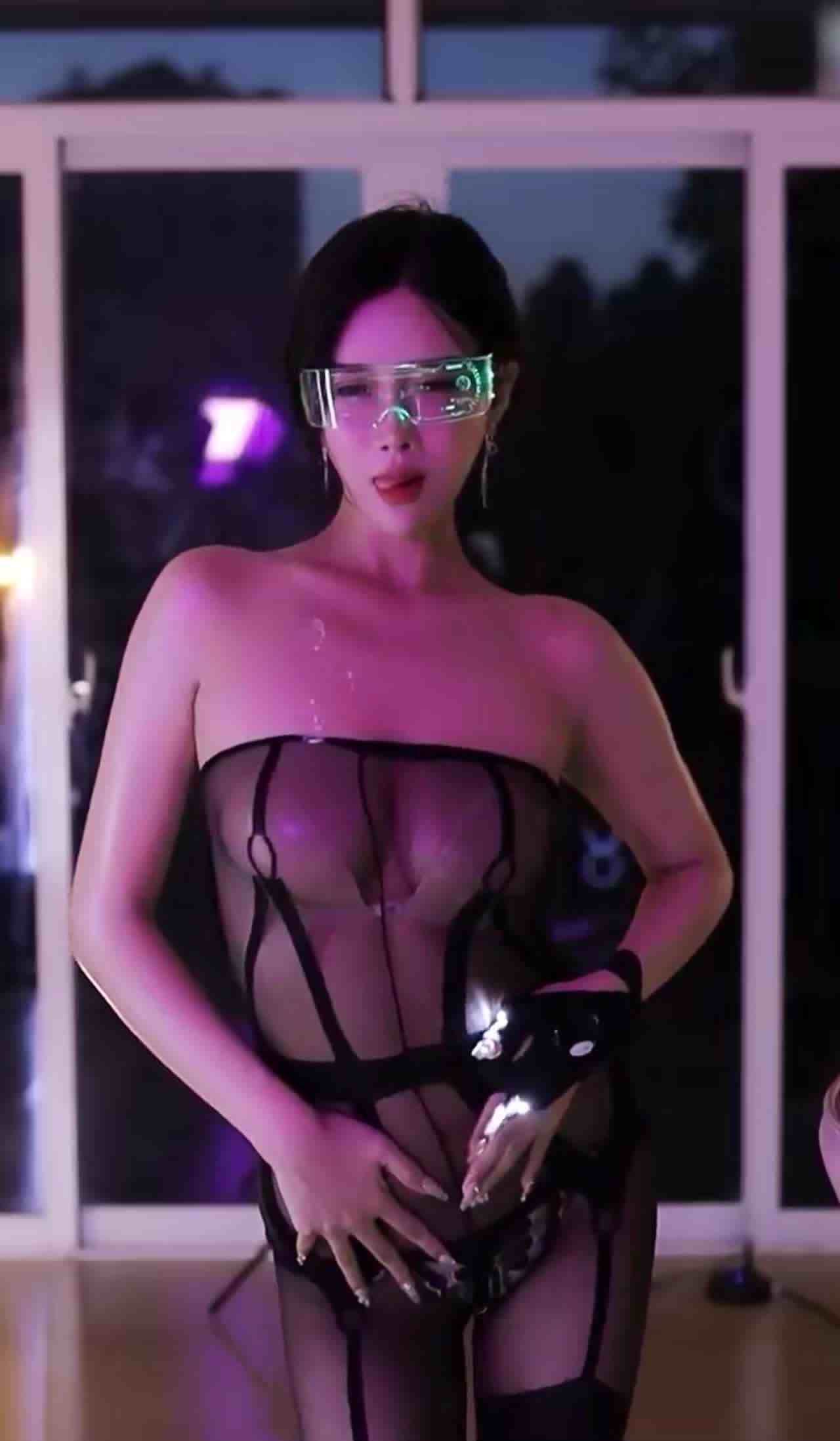  韩国 暗夜科技秀 黑丝乳贴吐奶 能用有眼镜最好 的剧照5