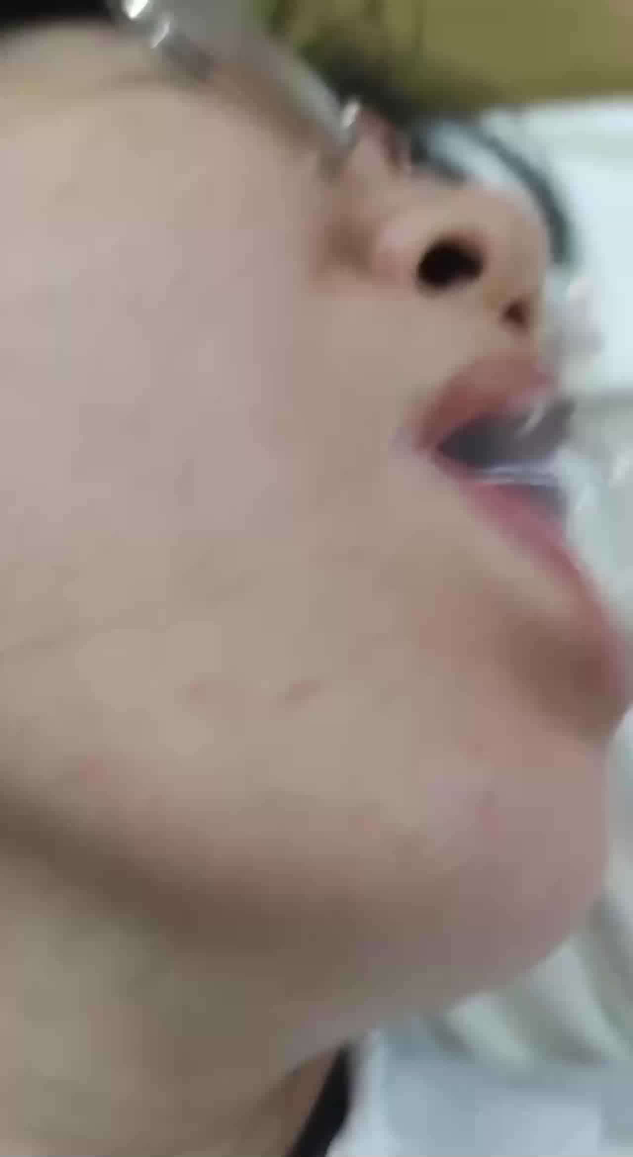  调教眼镜娘高中生，吃着假屌SM 的剧照2