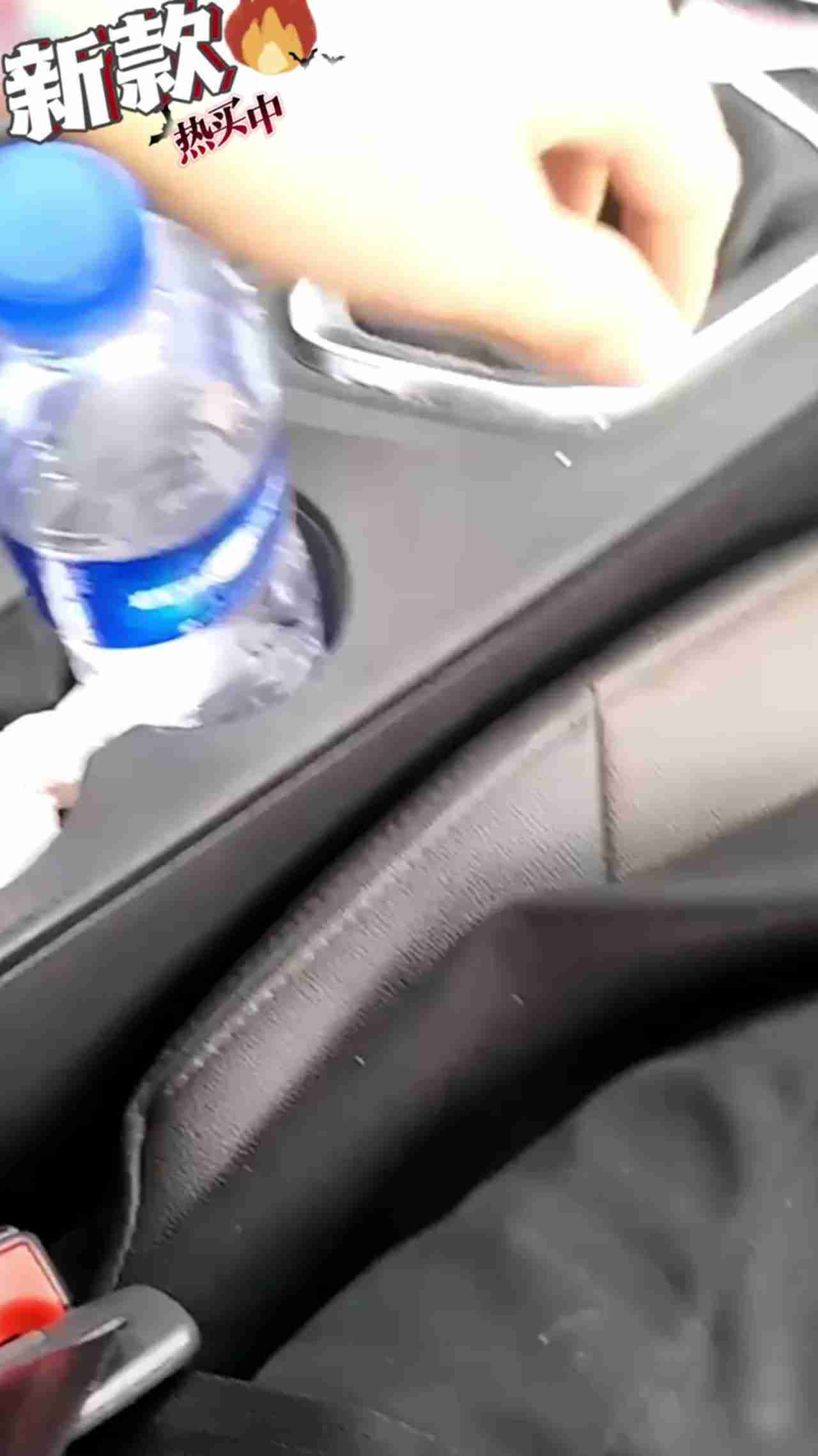  【勾引滴滴司机】师傅你介意我脱裤子吗 太热了 的剧照5