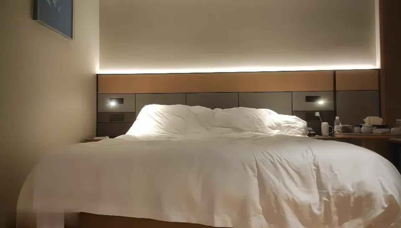  高素质外围女神，深喉口交，上位骑乘扭动小腰‘我草你鸡吧太大了，顶死了’大力猛操，直接干哭了！ 的剧照7