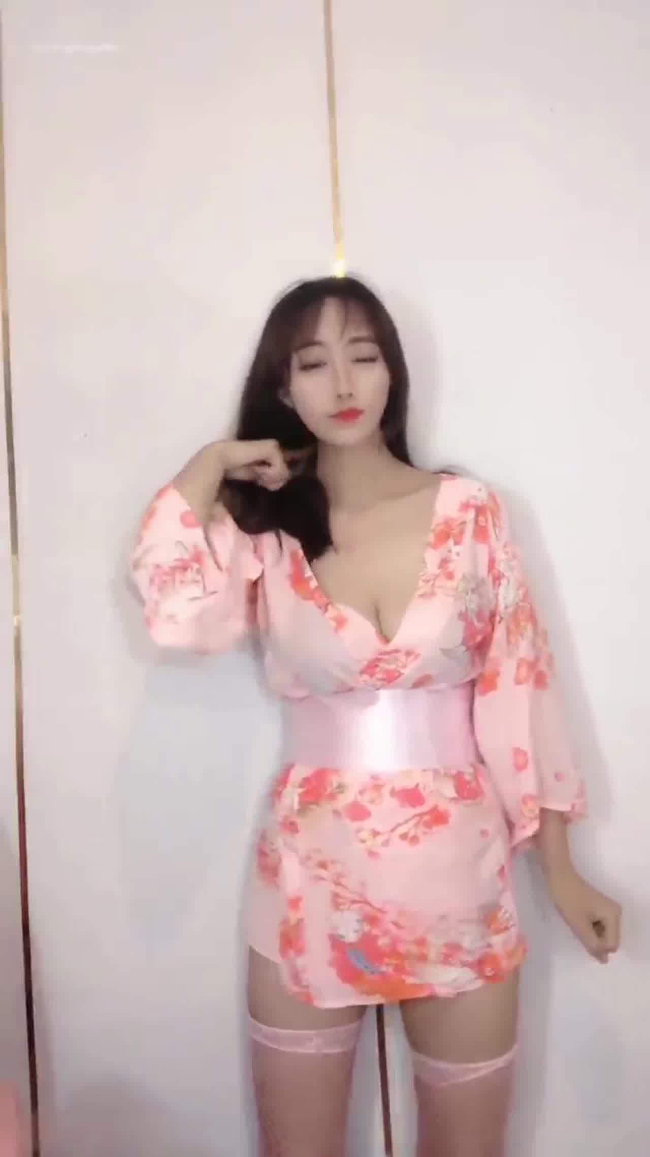  依依 性感小姐姐姐穿着和服扭动身材 的剧照7