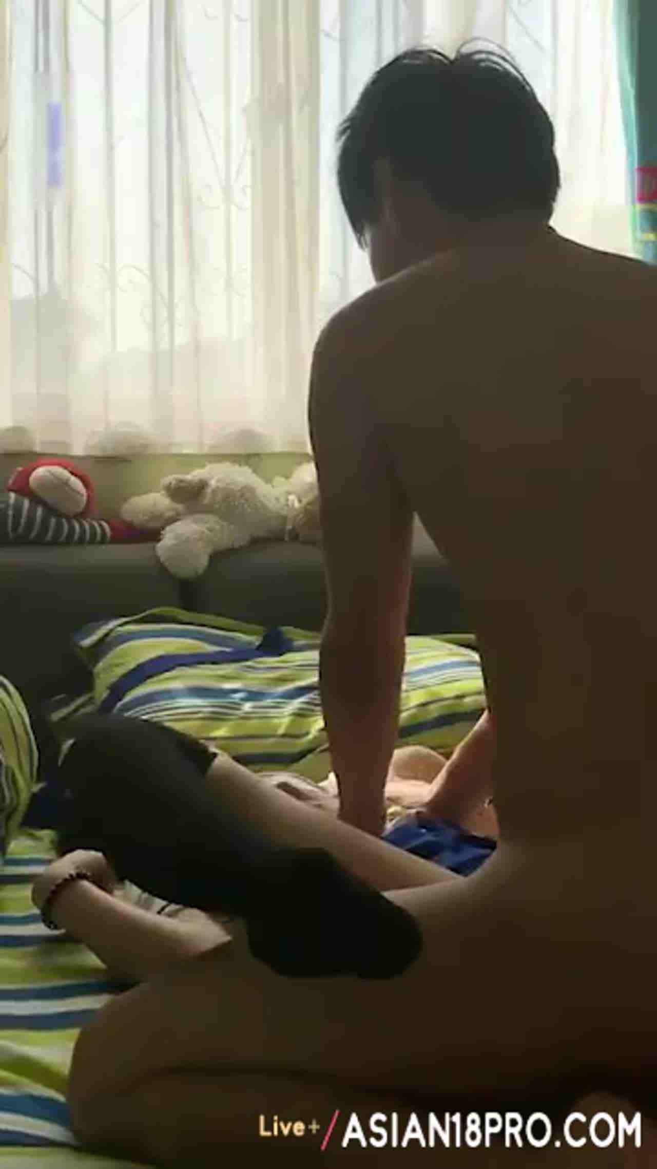  女友很贴心，穿好制服等我下班好好服侍 的剧照7