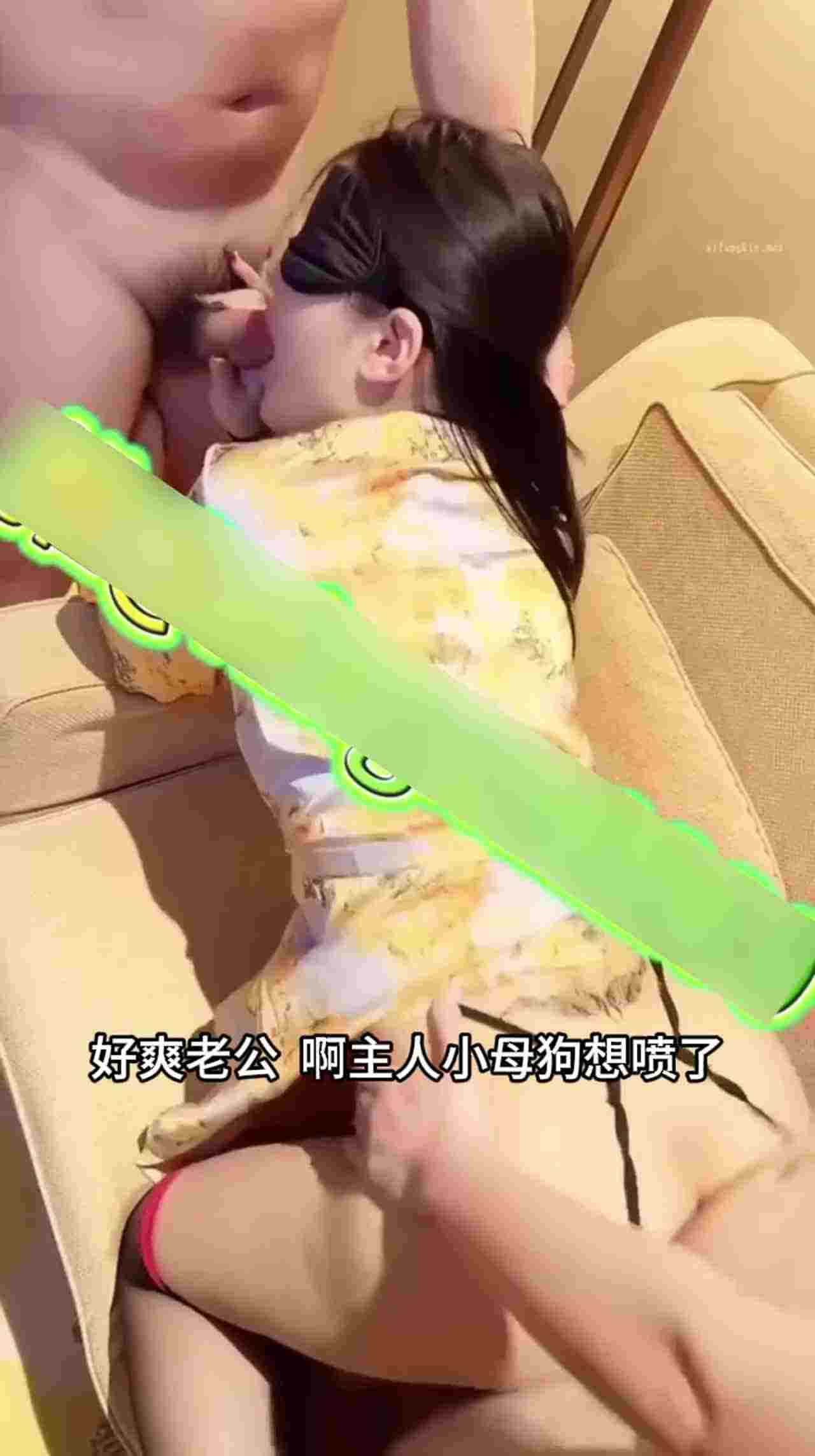  浙江情侣夫妻免费版-两根鸡巴一块操老婆，每人都操喷了好几次，男主就全程在旁边拍摄 的剧照5