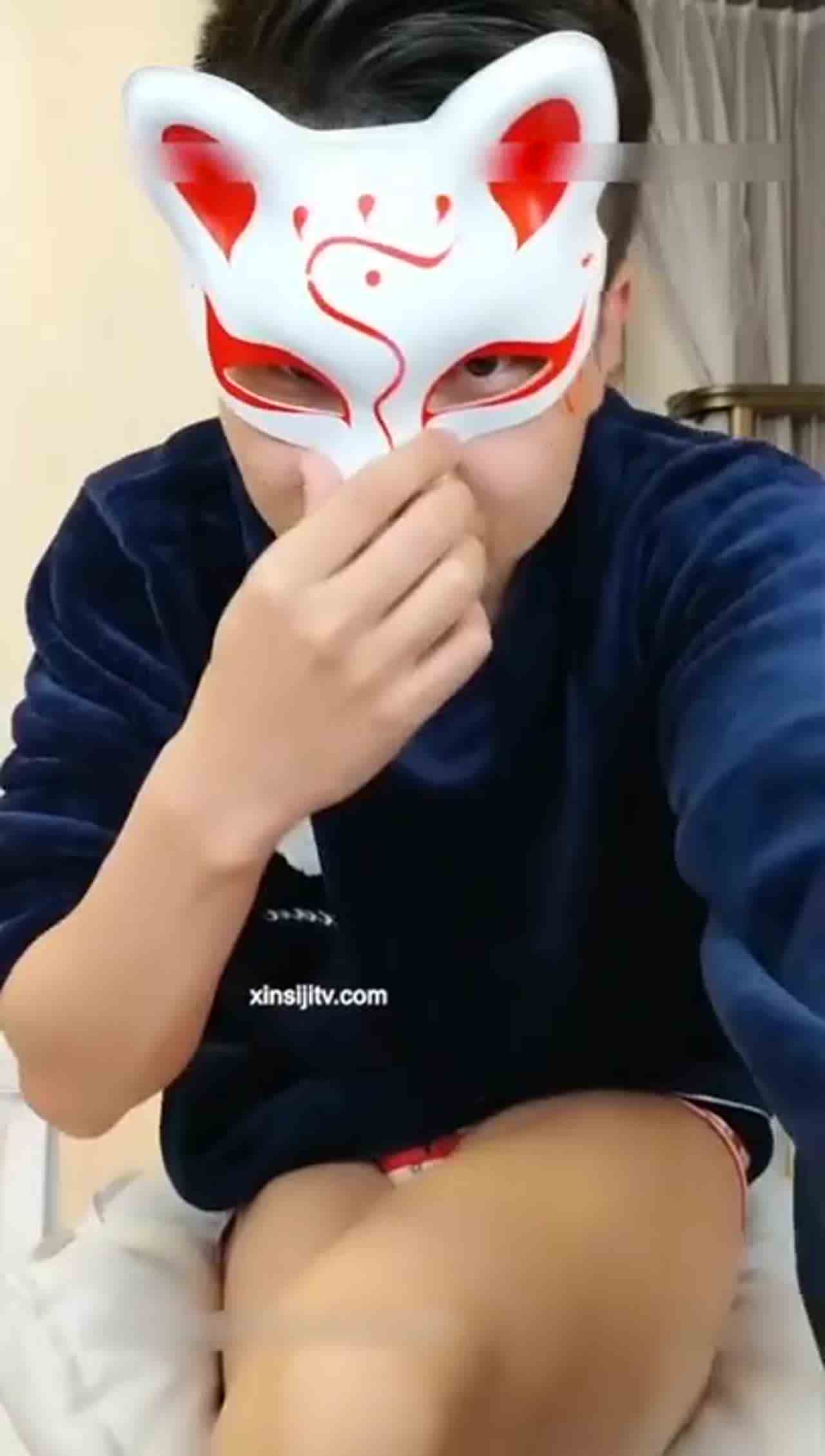  姐姐调教妹妹完双头龙 哥哥也来参战把姐姐肏到喷水 的剧照4