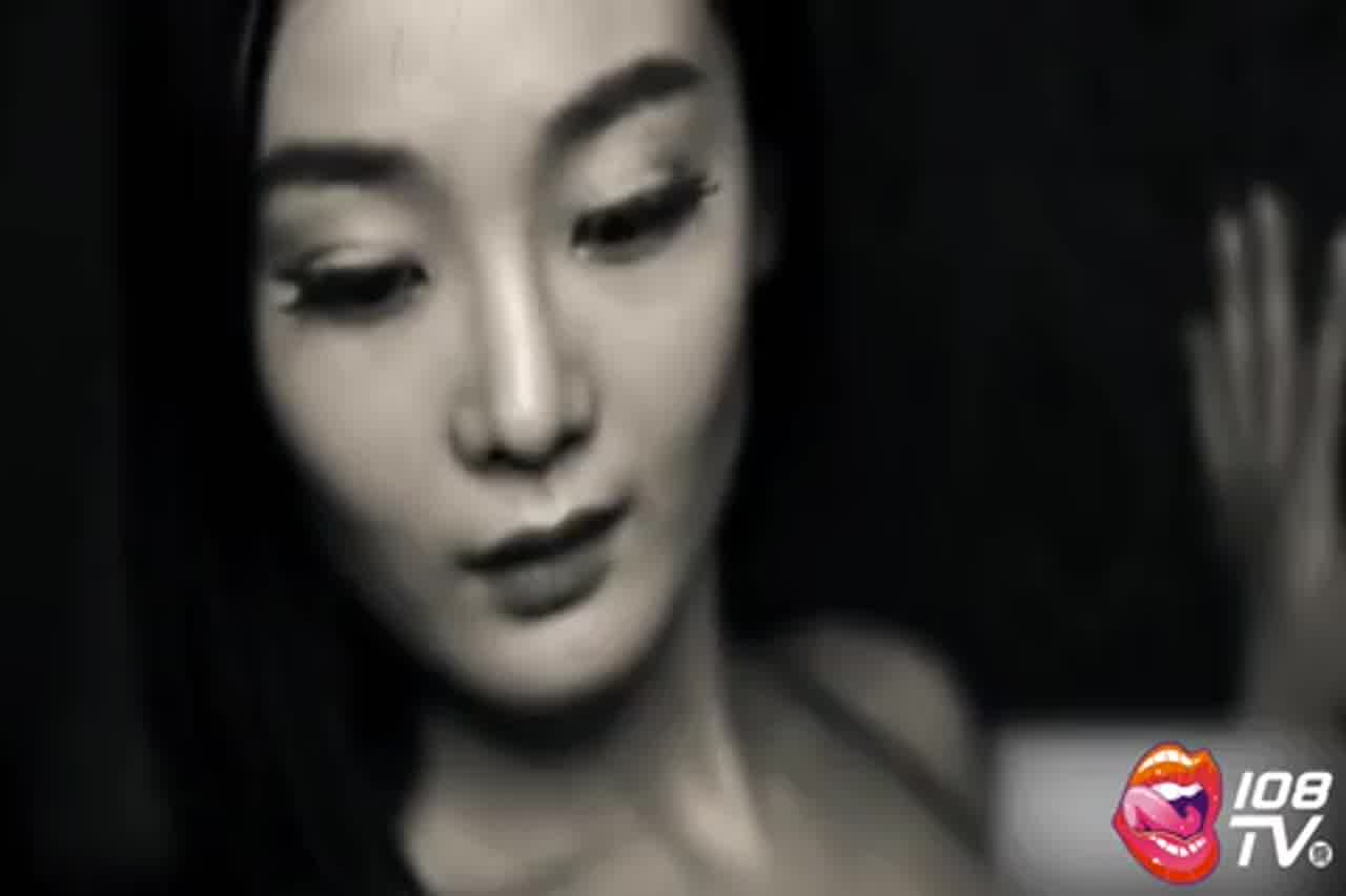  乳模易阳情趣内衣写真，胸大无罪 的剧照3