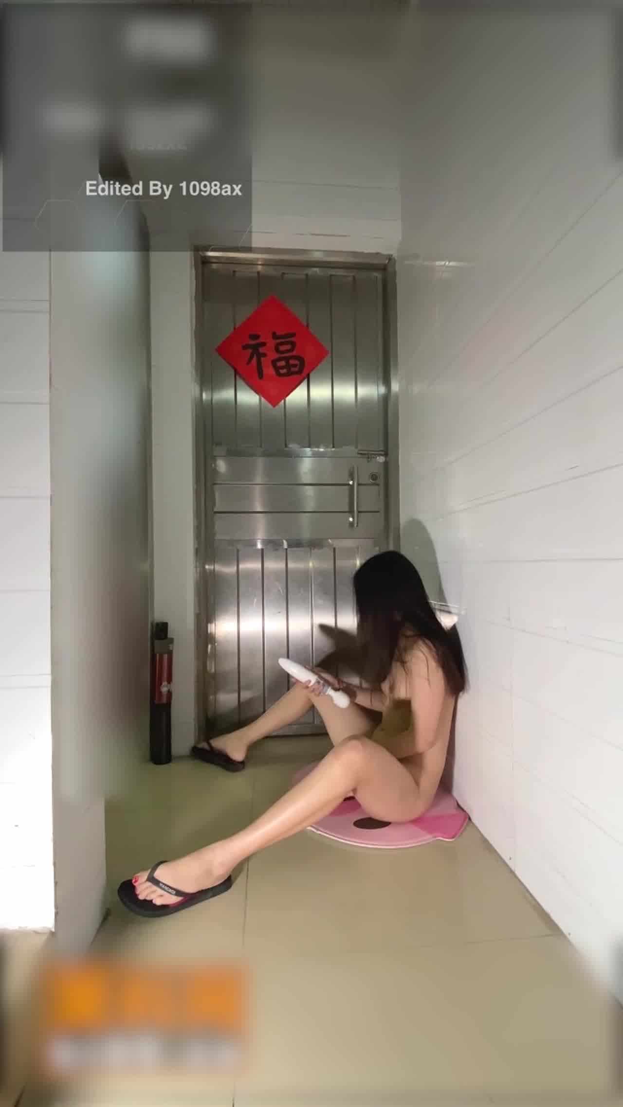  户外极限挑战，推特红人『冯珊珊』逆天任务，民居全裸寻找陌生人帮他口，还必须口出来，过程超刺激 的剧照4